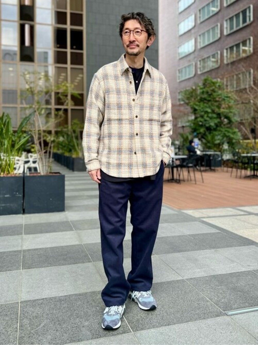 ベージュ系のその他アウター、ブラック系のシャツ/ブラウス、ブルー系のその他パンツを着用したメンズの冬コーディネートの1枚目の写真