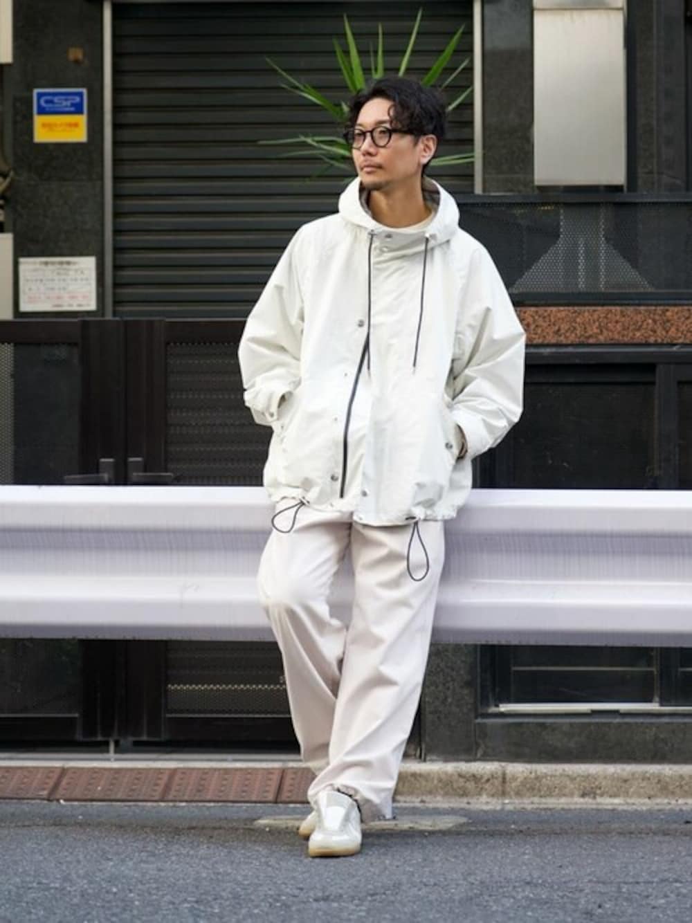 ホワイト系のその他アウター、ホワイト系のその他パンツ、ホワイト系のスニーカーを着用したメンズの冬コーディネートの1枚目の写真