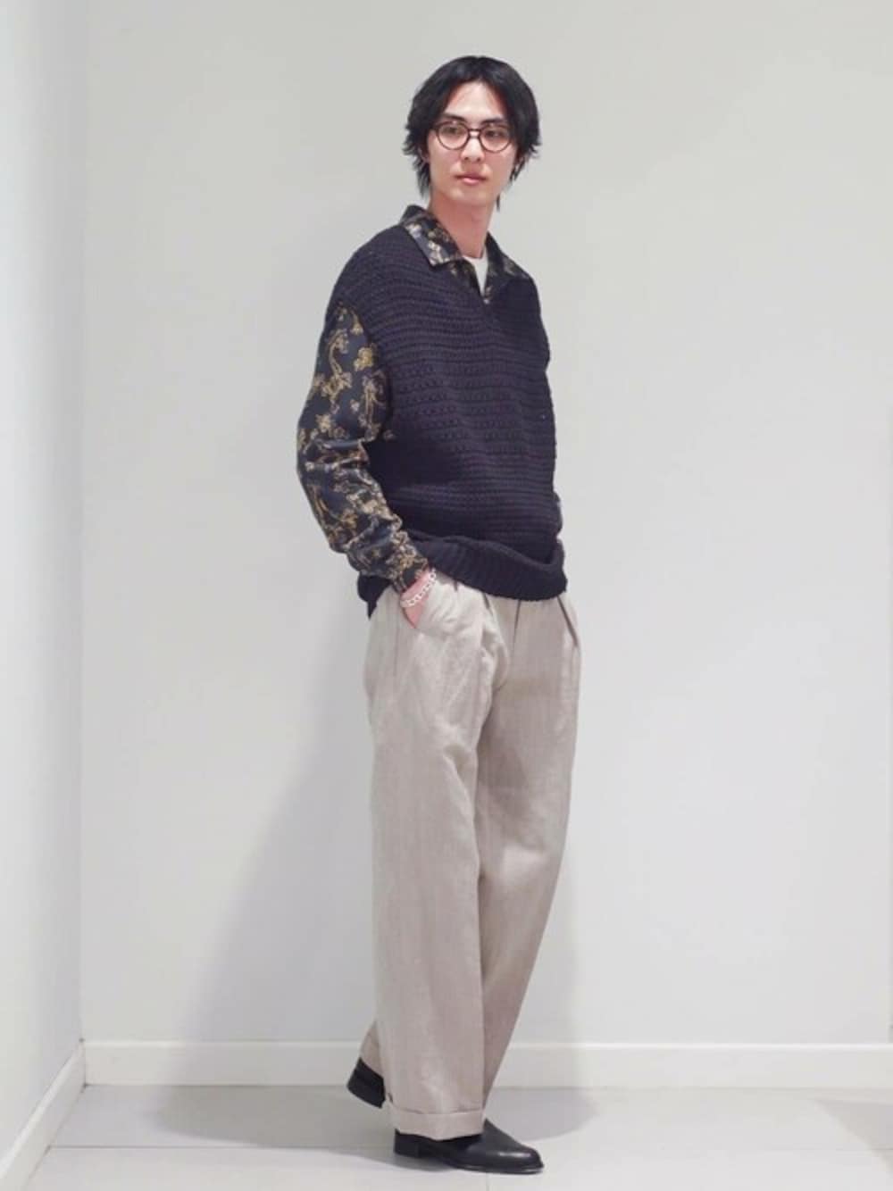 ブラック系のニット/セーター、ブラック系のシャツ/ブラウス、ホワイト系のTシャツ/カットソーを着用したメンズの冬コーディネートの1枚目の写真