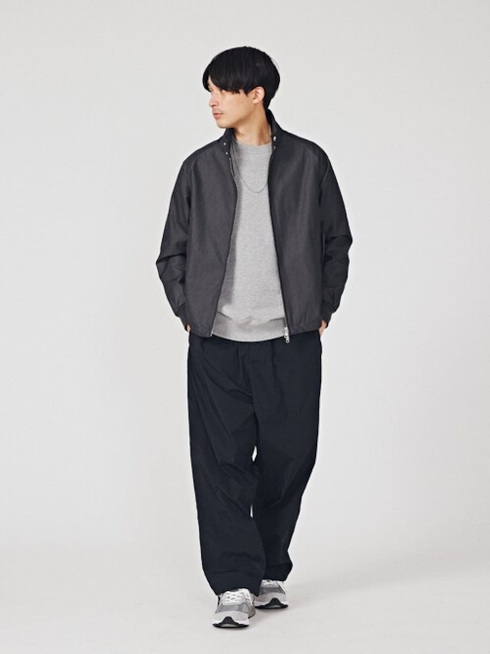 グレー系のブルゾン、グレー系のスウェット、グレー系のスニーカーを着用したメンズの春コーディネートの1枚目の写真