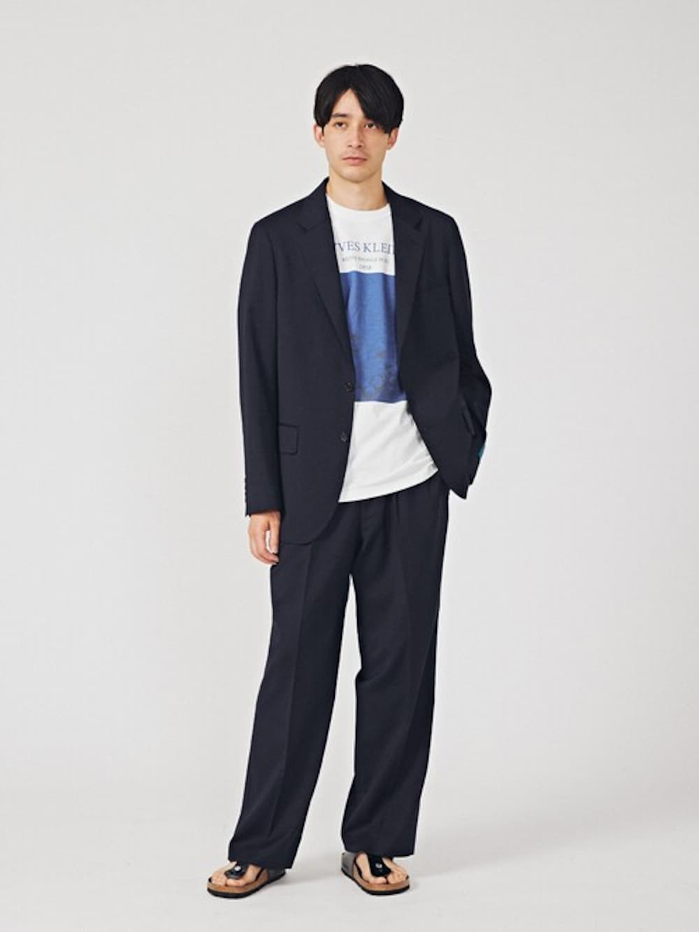 ブルー系のその他アウター、ホワイト系のTシャツ/カットソー、ブルー系のスラックスを着用したメンズの春コーディネートの1枚目の写真