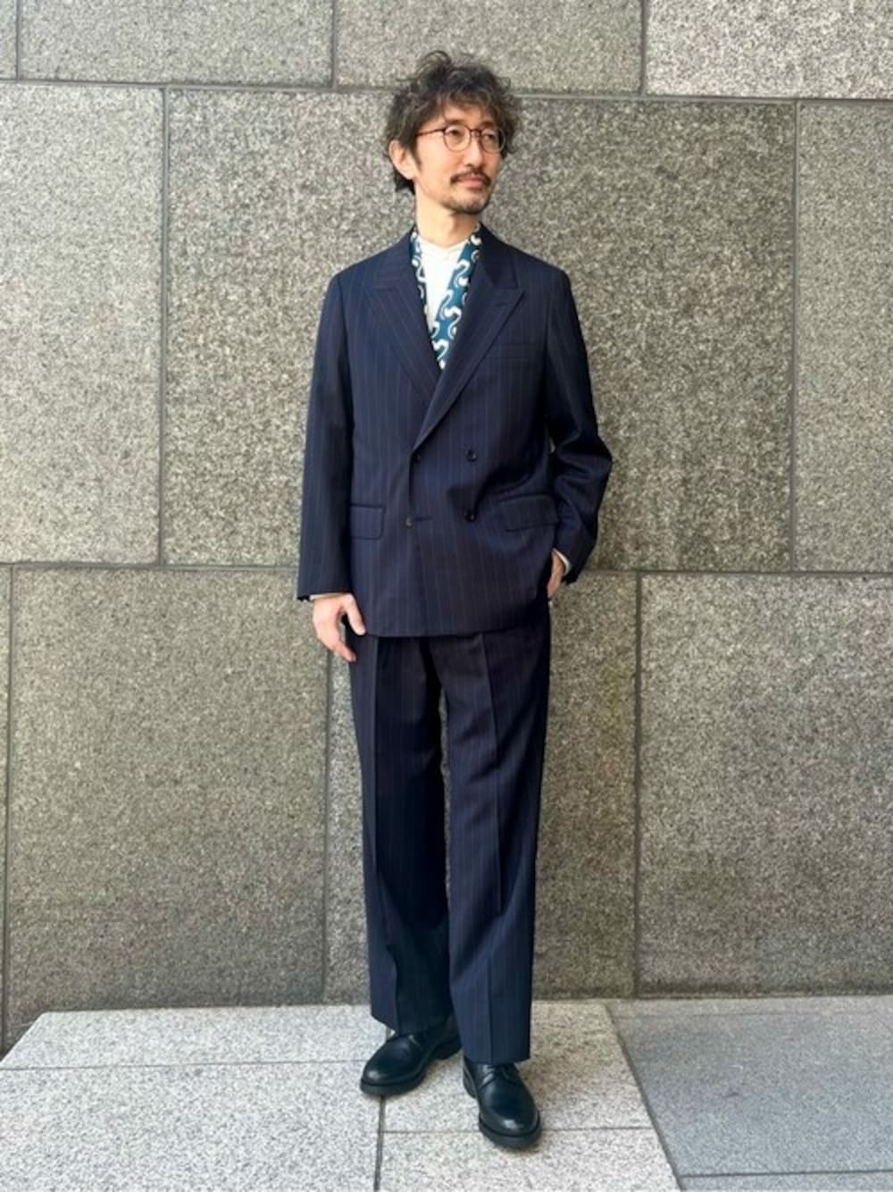 「セットアップ、スラックス、スカーフ、大人カジュアル、お出かけコーデ、きれいめカジュアル、ジャケットスタイル、通勤コーデ、オフィスカジュアル、メンズファッション」｜「EDIFICEの【La.French】ダブル 4ボタンジャケット (CERRUTI ブルーストライプ)（その他アウター、ブルー系）」を使った、EDIFICE OFFICIALさん（メンズ・183cm）の春コーディネートの1枚目の写真