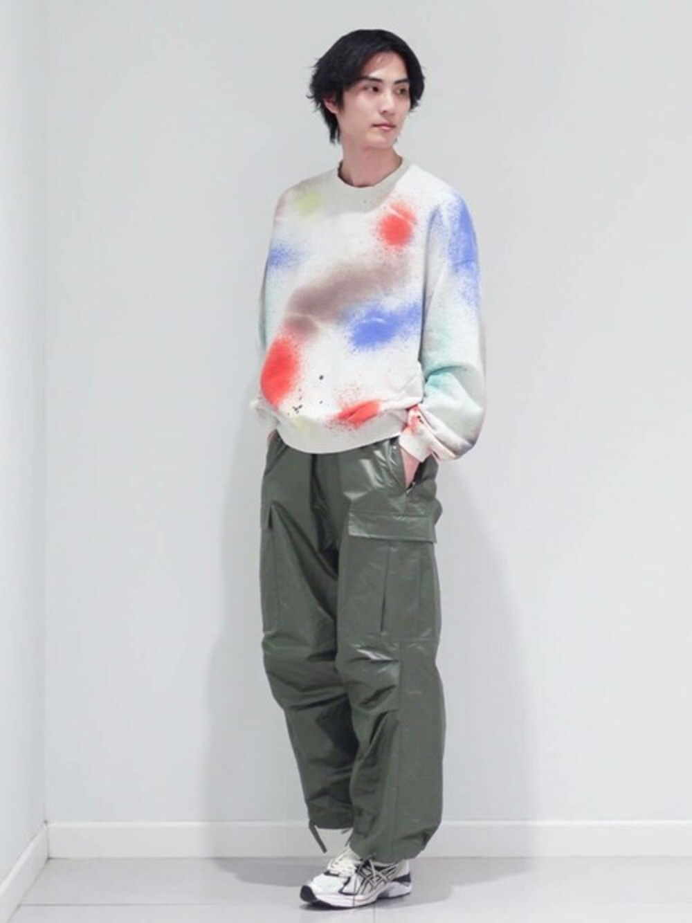 その他のスウェット、グリーン系のカーゴパンツ、シルバー系のスニーカーを着用したメンズの春コーディネートの1枚目の写真