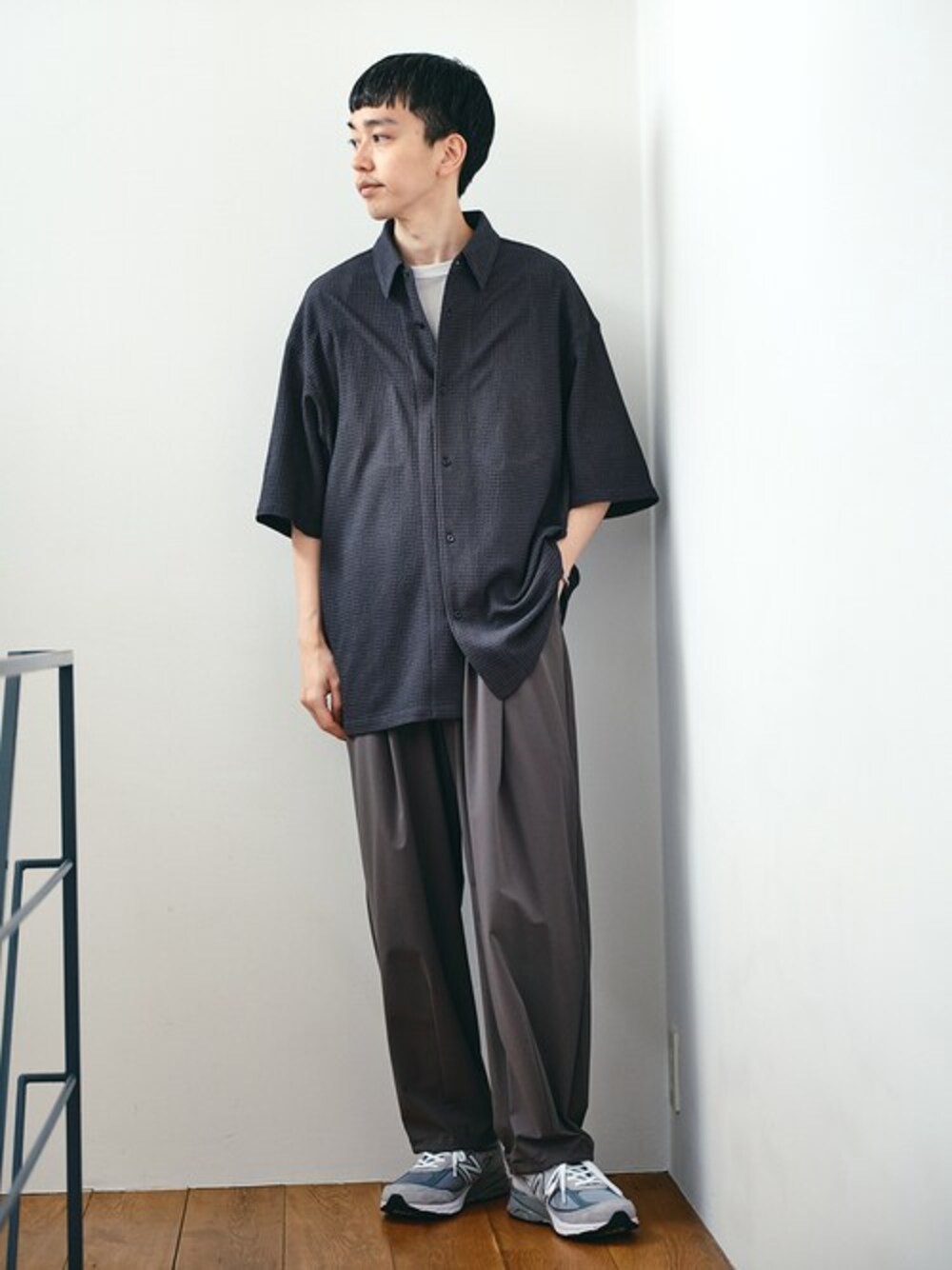 グレー系のシャツ/ブラウス、グレー系のその他パンツ、グレー系のスニーカーを着用したメンズの春コーディネートの1枚目の写真