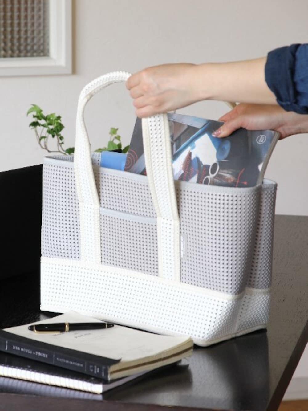 グレー系のトートバッグを着用したレディースの秋コーディネートの1枚目の写真