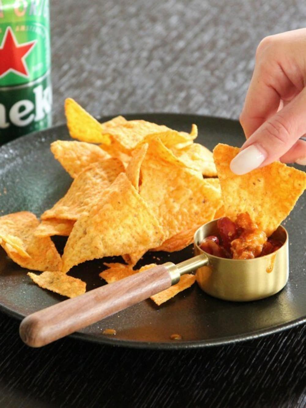 ゴールド系のキッチンツールを着用したレディースの夏コーディネートの1枚目の写真