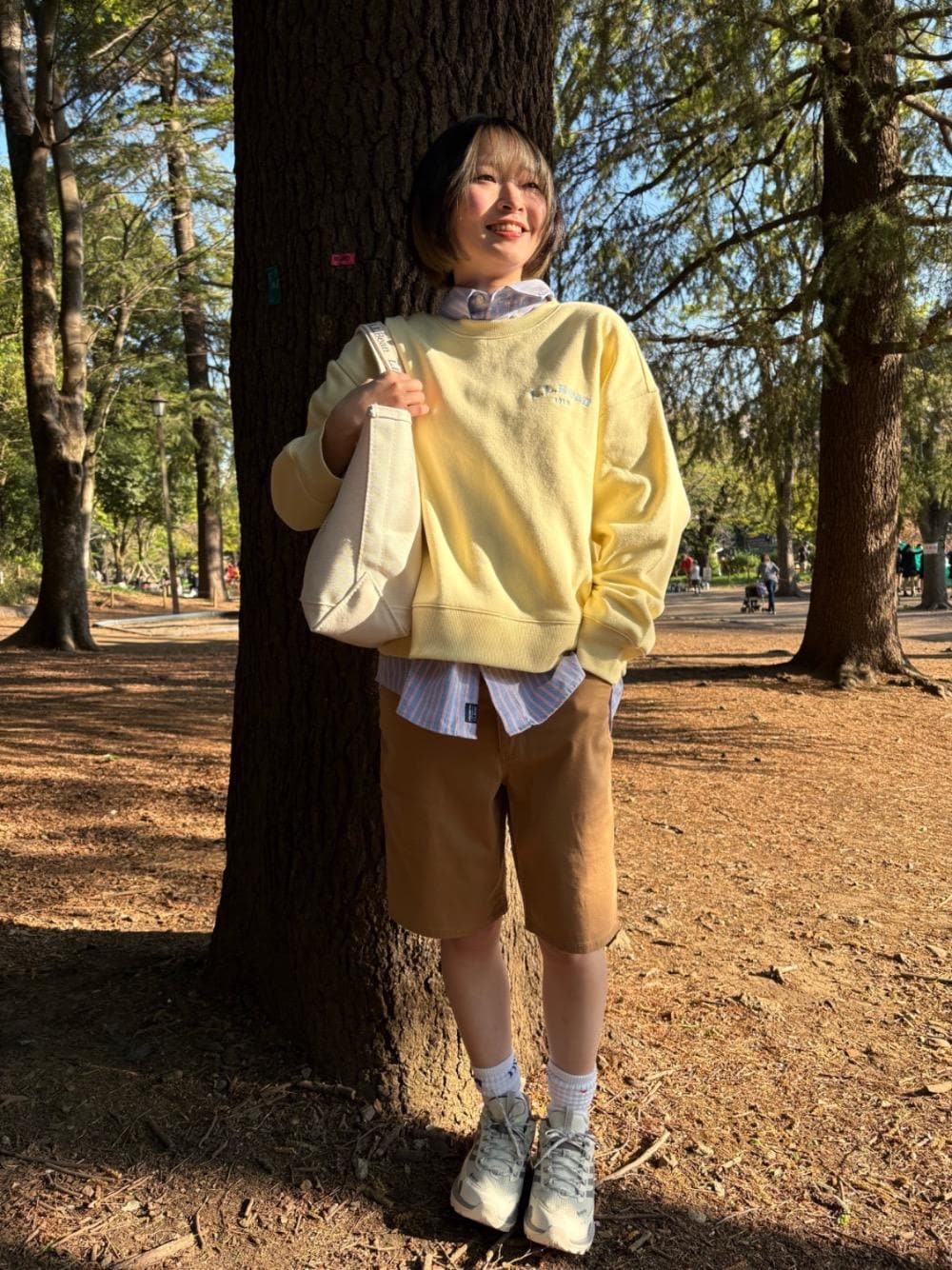 レッド系のキャップを着用したレディースの春コーディネートの1枚目の写真