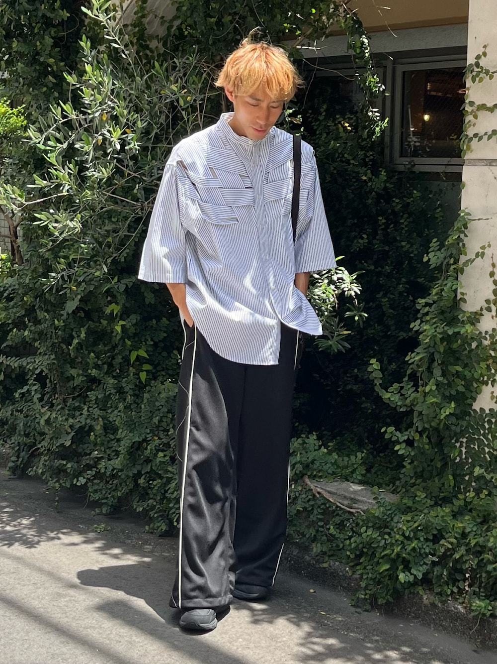 「シャツスタイル、シャツ、フィッシャーマンシャツ、トラックパンツ、スニーカーコーデ、夏コーデ、CASPER JOHN」｜「CASPER JOHNのPiping stitch track pants/パイピングステッチトラックパンツ（その他パンツ、ブラック系）」を使った、YOSHIさん（メンズ・170cm）の夏コーディネートの1枚目の写真
