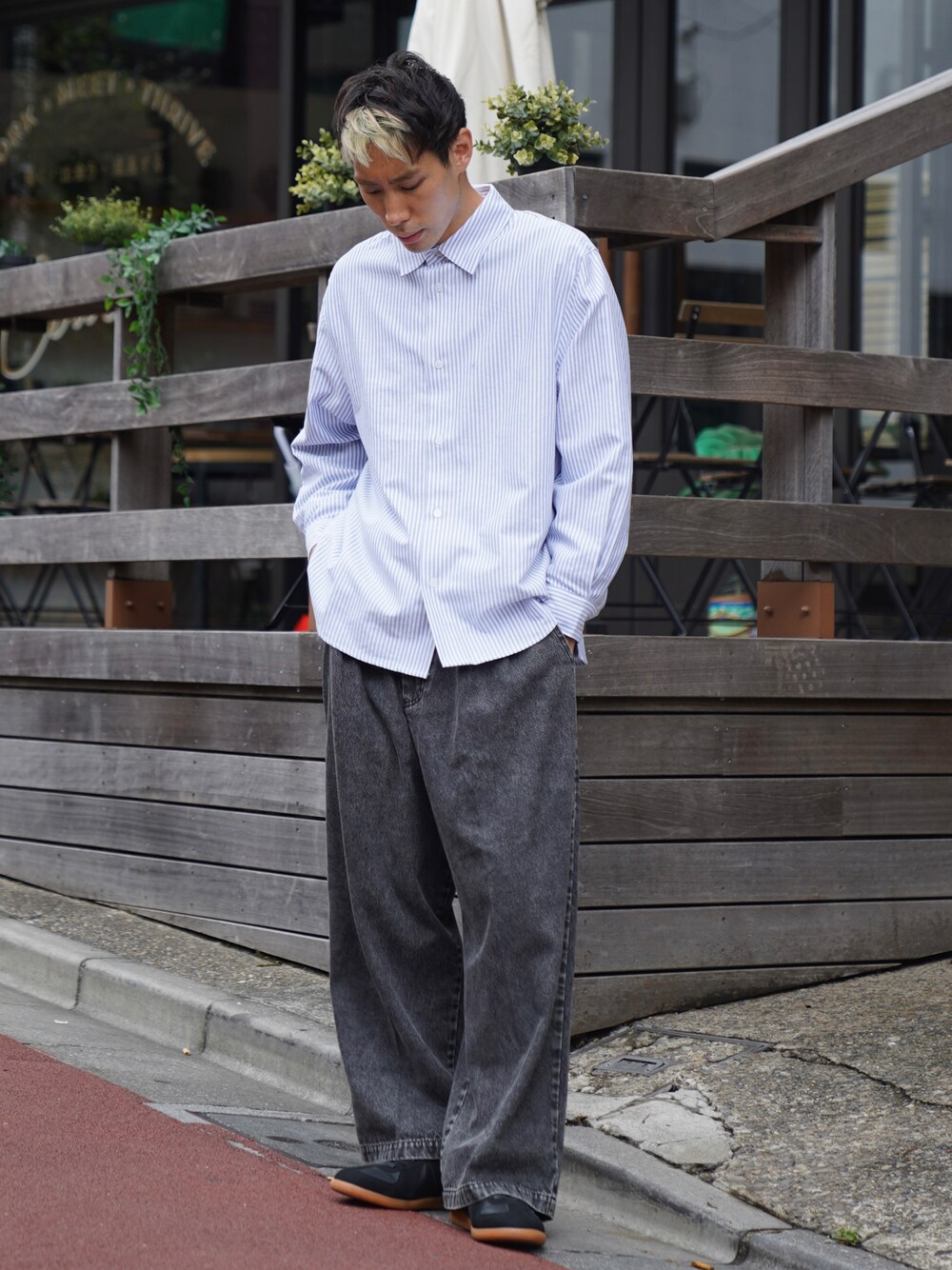 「CASPER JOHN、シャツ、シャツスタイル、ストライプ、ワイドパンツ、ワイドデニム、デニムパンツ、ジャーマントレーナー、秋コーデ、秋服準備はじめました」｜「CASPER JOHNのOxford stripe shirts/オックスフォードストライプシャツ（シャツ/ブラウス、ブルー系）」を使った、YOSHIさん（メンズ・171cm）の夏コーディネートの1枚目の写真