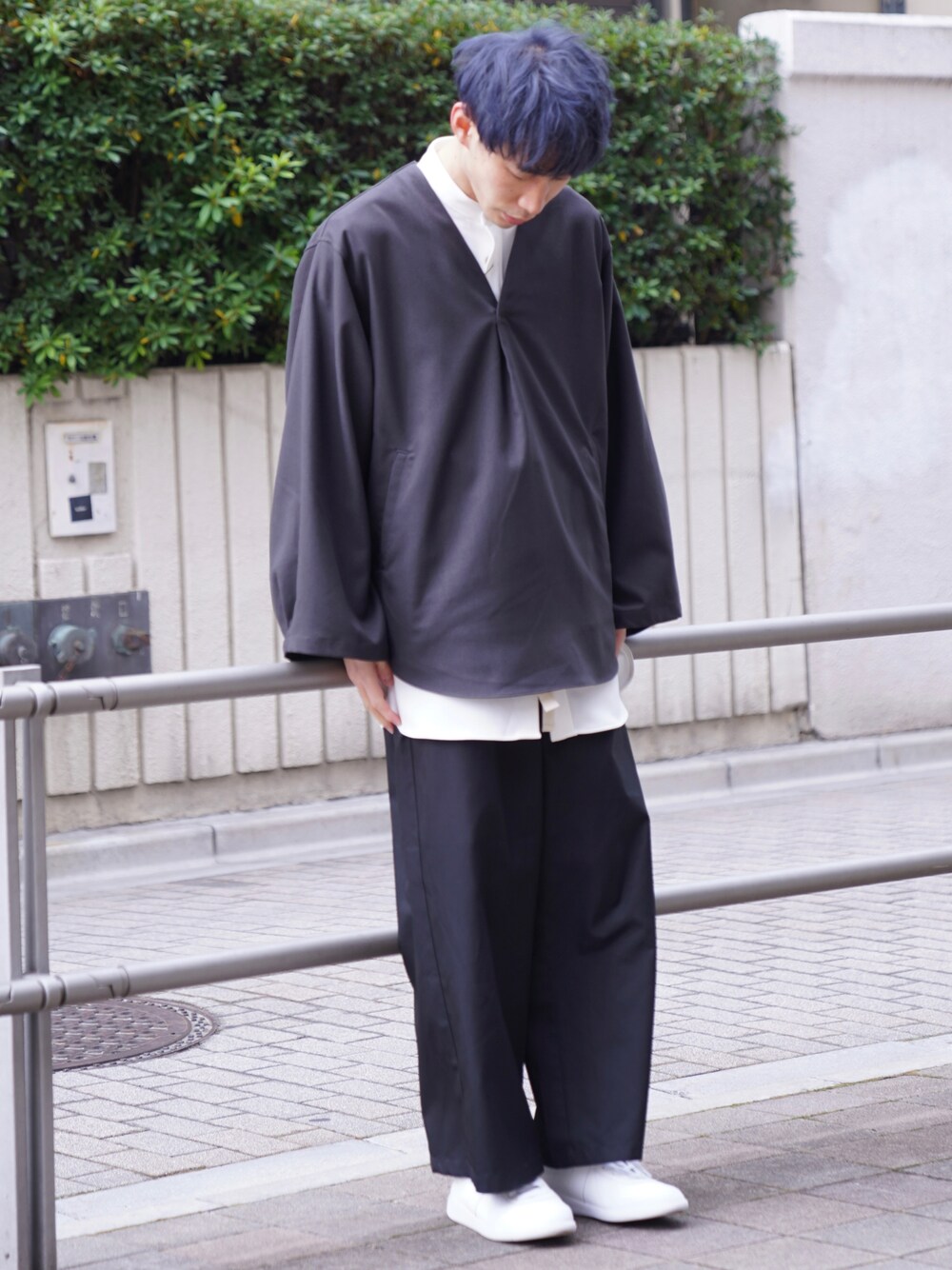 「CASPER JOHN、チュニック、オーバーサイズ、レイヤードスタイル、バンドカラーシャツ、シャツ、ワイドパンツ、バキーパンツ、ジャーマントレーナー」｜「CASPER JOHNのKersey tunic/カルゼチュニック（シャツ/ブラウス、グレー系）」を使った、YOSHIさん（メンズ・171cm）の冬コーディネートの1枚目の写真