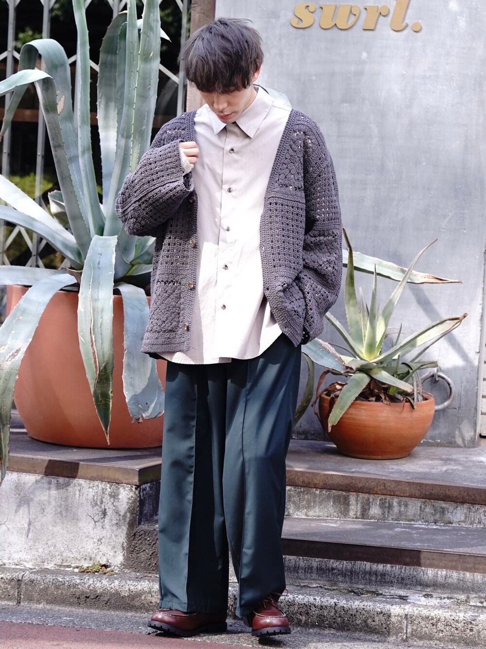 「CASPER JOHN、カーディガン、シースルー、シャツ、レイヤードスタイル、ワイドパンツ、スラックス、革靴、デッキシューズ、春コーデ」｜「CASPER JOHNのSee through knit cardigan/シースルーニットカーディガン（カーディガン/ボレロ、グレー系）」を使った、YOSHIさん（メンズ・171cm）の春コーディネートの1枚目の写真