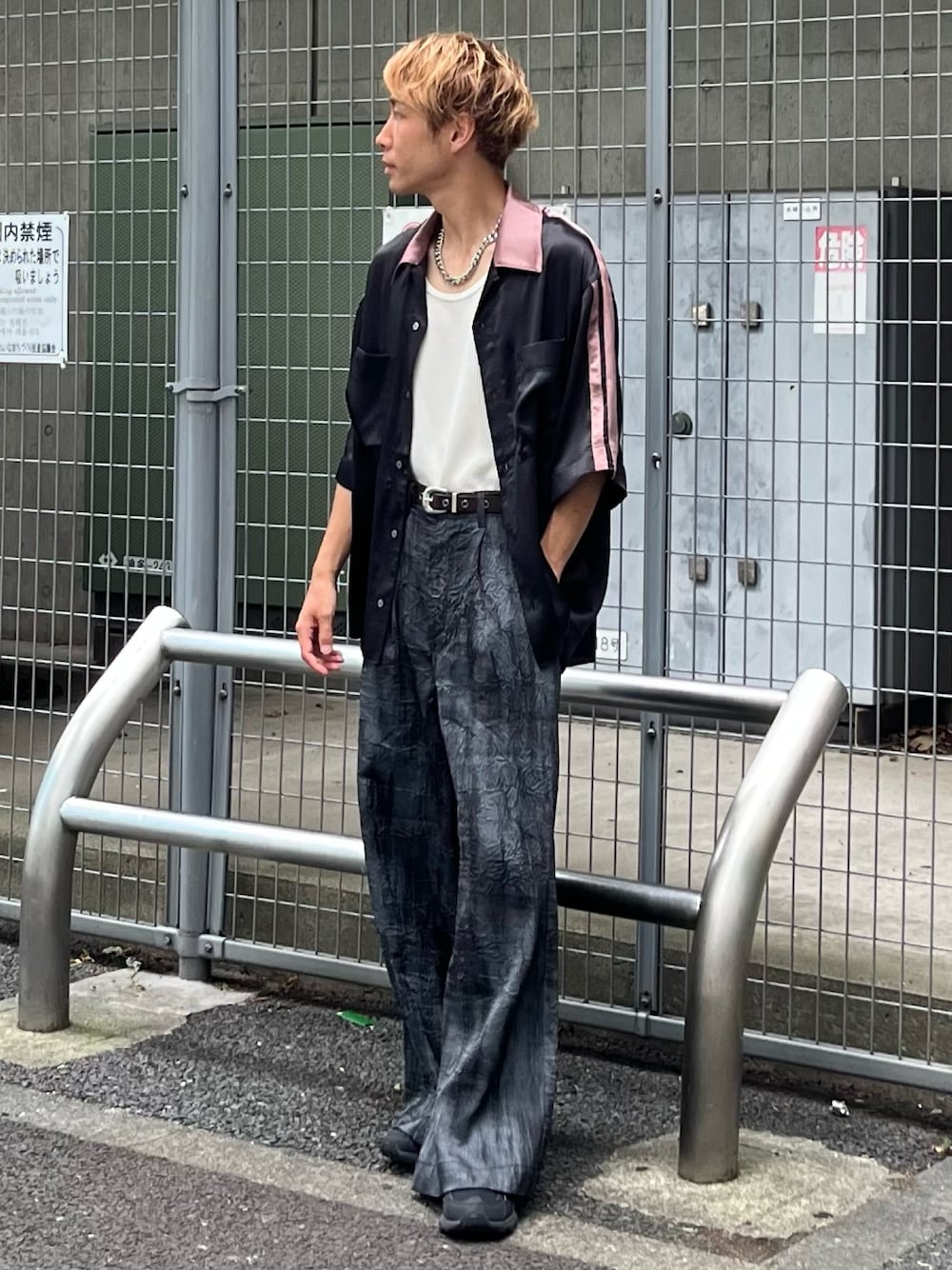 「レイヤードスタイル、夏服、ボーリングシャツ、シャツスタイル、バギーパンツ、CASPER JOHN」｜「CASPER JOHNのStriped crepe satin bowling shirts/楊柳サテンボーリングシャツ（シャツ/ブラウス、ブラック系）」を使った、YOSHIさん（メンズ・170cm）の夏コーディネートの1枚目の写真