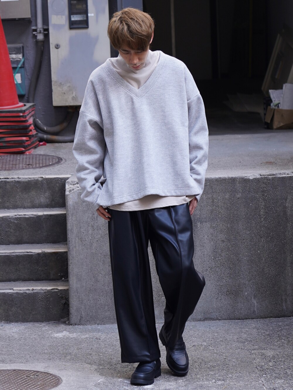 「スウェット、レザー、ローファー、Vネック、ワイドパンツ、革靴、レザーパンツ、CASPER JOHN、モックネック」｜「CASPER JOHNのV-neck Shaggy Sweat/Vネックシャギースウェット（スウェット、ホワイト系）」を使った、YOSHIさん（メンズ・171cm）の秋コーディネートの1枚目の写真