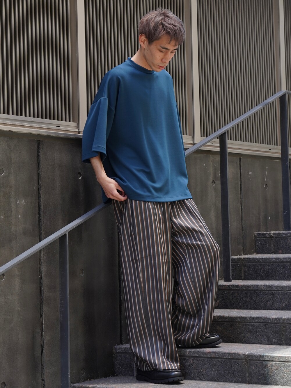 「CASPER JOHN、オーバーサイズ、ビッグT、モックネック、ワイドパンツ、スラックス、ストライプ、春夏コーデ、革靴」｜「CASPER JOHNのMock neck big T-shirts/モックネックビッグTシャツ（Tシャツ/カットソー、ブルー系）」を使った、YOSHIさん（メンズ・171cm）の春コーディネートの1枚目の写真