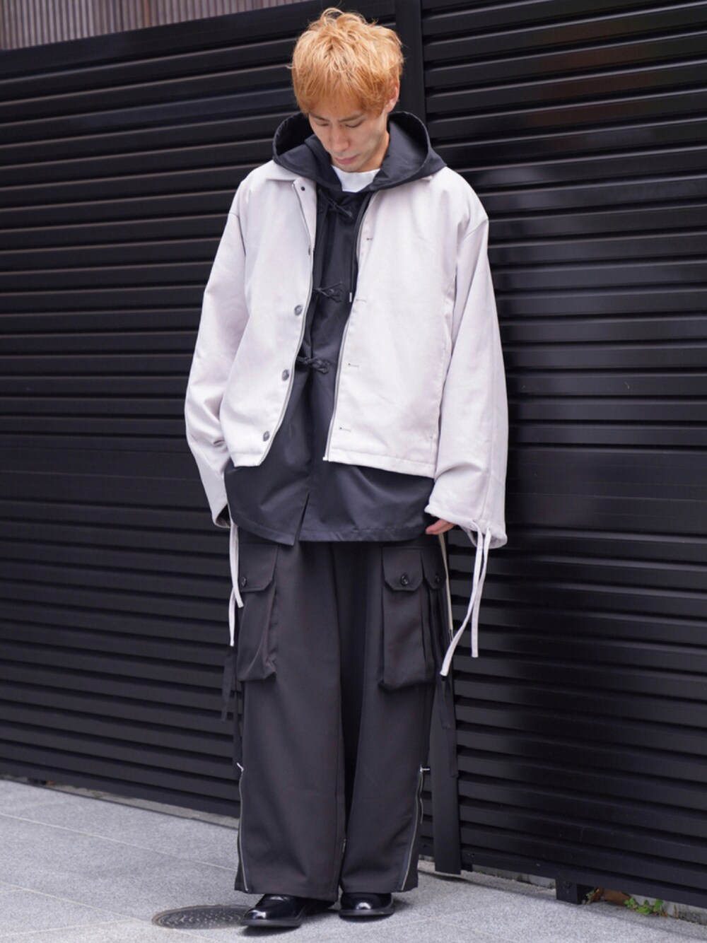 「CASPER JOHN、ブルゾン、ドリズラージャケット、オーバーサイズ、ベージュ、くすみカラー、秋コーデ、ワイドパンツ、スラックス、革靴、ショートブーツ、アウター、パーカー、レイヤードスタイル」｜「CASPER JOHNのHigh Drape Parachute Slacks/ハイドレープパラシュートスラックス（カーゴパンツ、ブラック系）」を使った、YOSHIさん（メンズ・171cm）の夏コーディネートの1枚目の写真