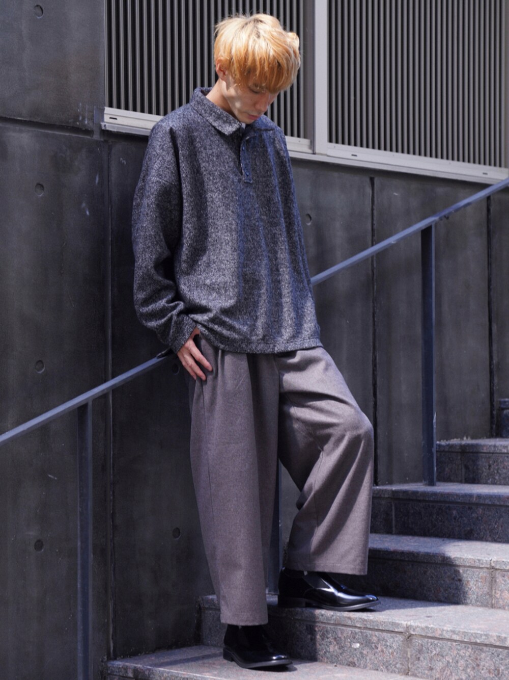 「ショートブーツ、レザーシューズ、ワイドパンツ、革靴、ポロシャツ、チャコールグレー、グレージュ、CASPER JOHN、くすみカラー、秋コーデ、だから秋服が好き」｜「CASPER JOHNのNep Yarn TR Knit Polo Shirts/ネップヤーンTRニットポロシャツ（ポロシャツ、グレー系）」を使った、YOSHIさん（メンズ・171cm）の秋コーディネートの1枚目の写真