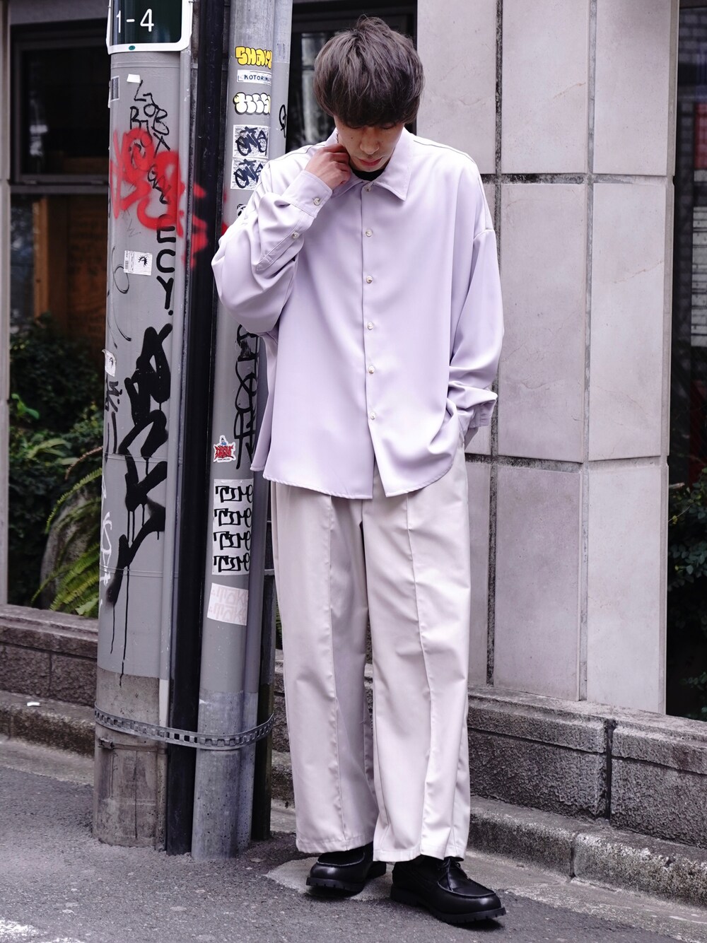 「CASPER JOHN、シャツ、シャツスタイル、パープル、ペールトーン、ワイドパンツ、スラックス、革靴、デッキシューズ、春夏コーデ」｜「CASPER JOHNのDrape huge shirts/ドレープヒュージシャツ（シャツ/ブラウス、パープル系）」を使った、YOSHIさん（メンズ・171cm）の春コーディネートの1枚目の写真