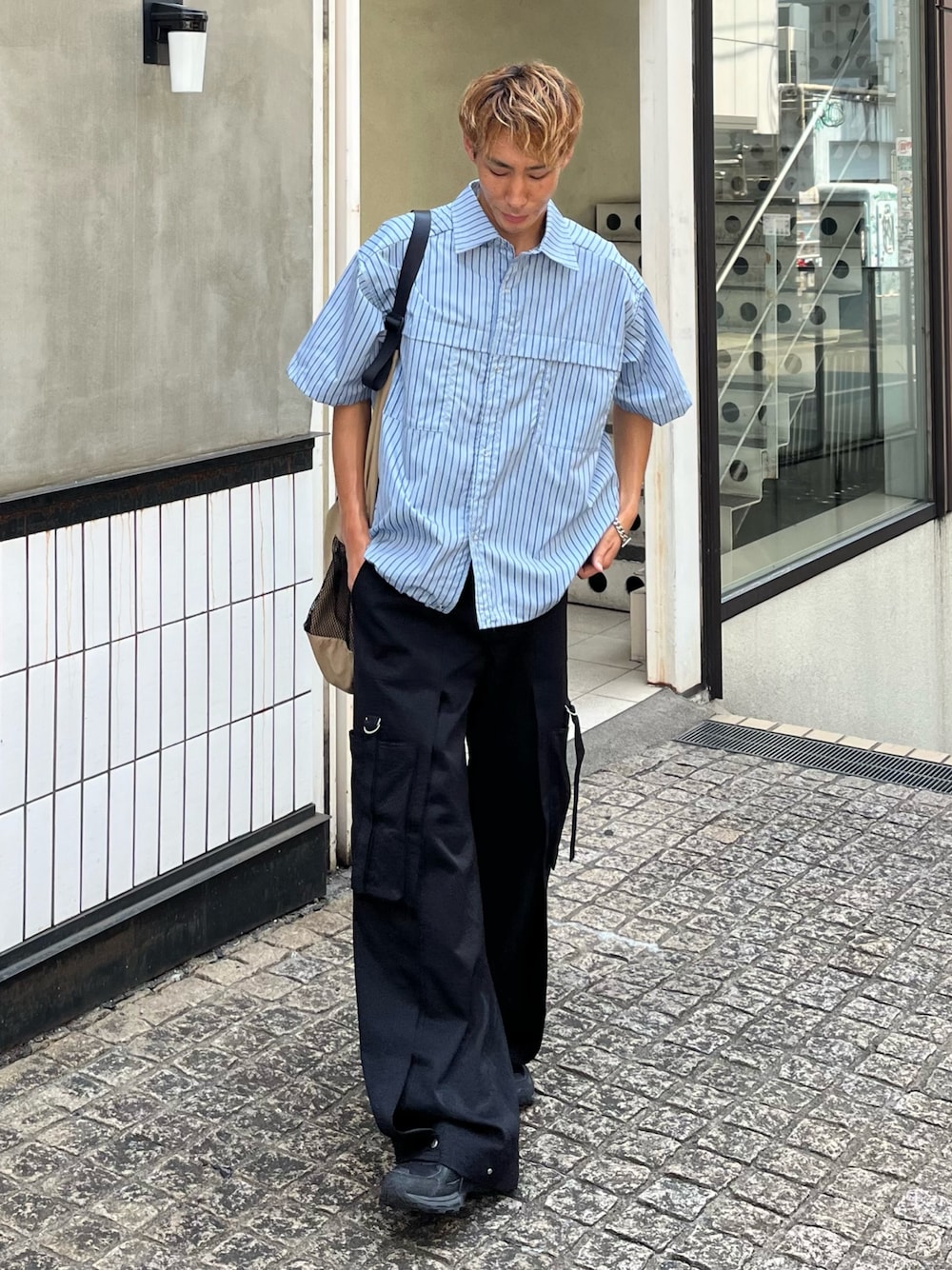 「CASPER JOHN、シャツスタイル、シャツ、ストライプ、スラックス、夏コーデ、スニーカー」｜「CASPER JOHNのWrap cargo slacks/ラップカーゴスラックス（スラックス、ブラック系）」を使った、YOSHIさん（メンズ・170cm）の夏コーディネートの1枚目の写真