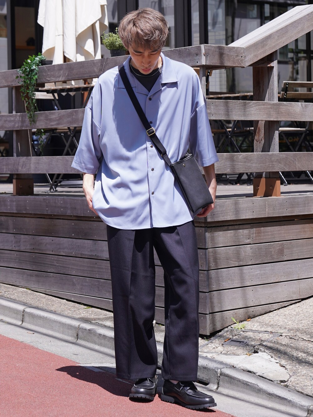 「CASPER JOHN、シャツスタイル、シャツ、ワイドパンツ、スラックス、ブルー、ミニバッグ、ショルダーバッグ、革靴、春夏コーデ、カラー×コーデ、オープンカラーシャツ」｜「CASPER JOHNのVarious Dolman Shirts/バリアスドルマンシャツ（シャツ/ブラウス、ブルー系）」を使った、YOSHIさん（メンズ・171cm）の夏コーディネートの1枚目の写真