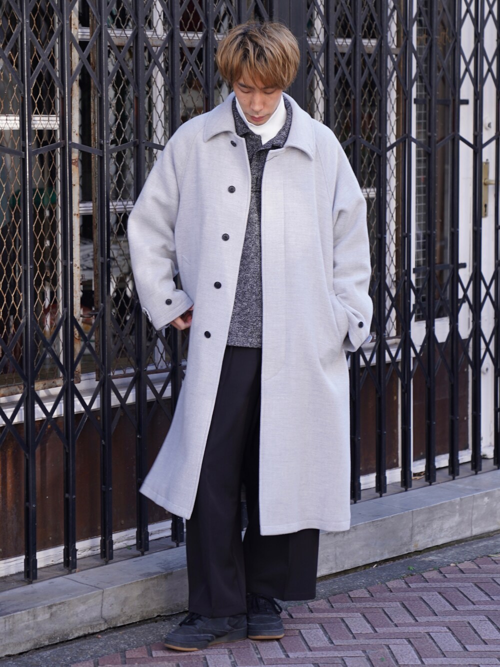 「CASPER JOHN、ステンカラーコート、ロングコート、ポロシャツ、レイヤードスタイル、ワイドパンツ、モノトーン、モックネック、reebok、冬コーデ」｜「Alcindor Materialsのsuper120's lamb wool balmacaan coat/スーパー１２０’ｓラムウールバルマカーンコート（その他アウター、グレー系）」を使った、YOSHIさん（メンズ・171cm）の冬コーディネートの1枚目の写真