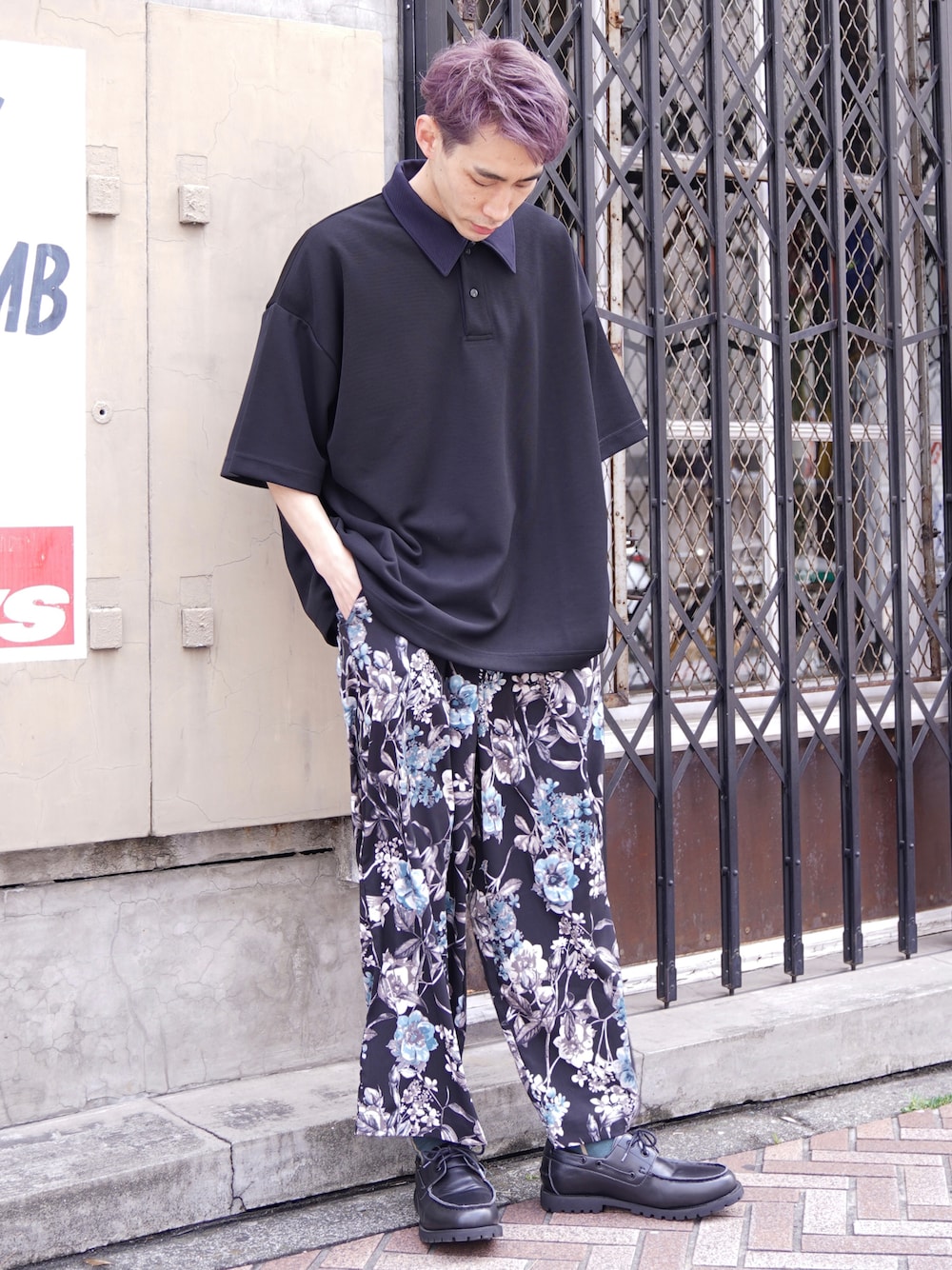 「CASPER JOHN、ポロシャツ、ボタニカル柄、アンクルパンツ、革靴、デッキシューズ、春夏コーデ」｜「CASPER JOHNのCleric polo shirts/クレリックポロシャツ（ポロシャツ、ブラック系）」を使った、YOSHIさん（メンズ・171cm）の春コーディネートの1枚目の写真