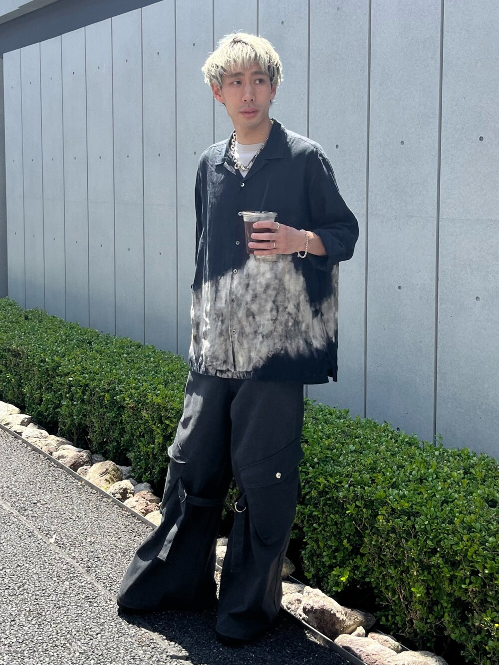 「CASPER JOHN、MARKAWARE、シャツスタイル、シャツ、カーゴパンツ、夏コーデ、our legacy、スニーカーコーデ、スニーカー」｜「markawareのHEMP SHIRTING OPEN COLLAR SHIRT L/S CLOUDY BLEACHING（シャツ/ブラウス、ブラック系）」を使った、YOSHIさん（メンズ・171cm）の春コーディネートの1枚目の写真