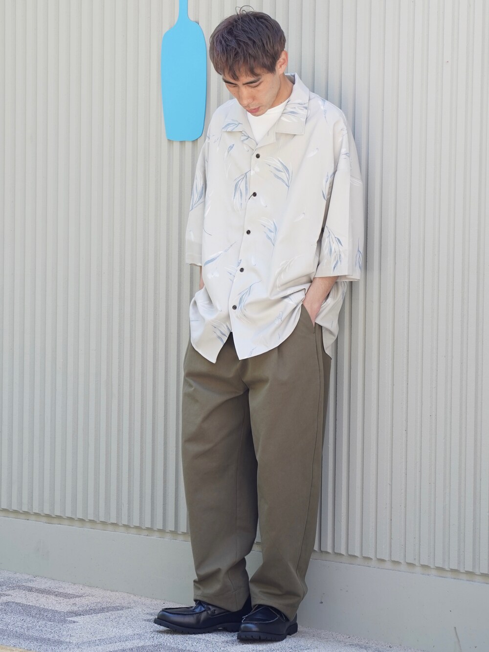 「CASPER JOHN、シャツ、シャツスタイル、オープンカラーシャツ、ボタニカル柄、アースカラー、ワイドパンツ、革靴、デッキシューズ、春夏コーデ」｜「CASPER JOHNのVarious Dolman Shirts/バリアスドルマンシャツ（シャツ/ブラウス、ホワイト系）」を使った、YOSHIさん（メンズ・171cm）の春コーディネートの1枚目の写真