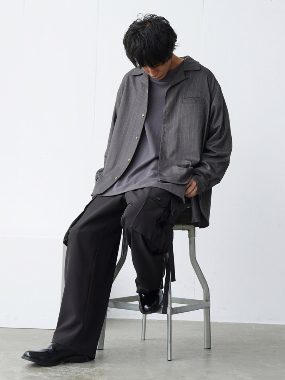 「CASPER JOHN、シャツ、シャツスタイル、ストライプ、ビッグシルエット、スラックス、ショートブーツ、レザーシューズ、革靴、秋コーデ、ゆるコーデ、オープンカラーシャツ、モノトーン、シンプルコーデ」｜「CASPER JOHNのVarious Dolman Open-Collar Shirts/バリアスドルマンオープンカラーシャツ（シャツ/ブラウス、グレー系）」を使った、YOSHIさん（メンズ・171cm）の夏コーディネートの1枚目の写真