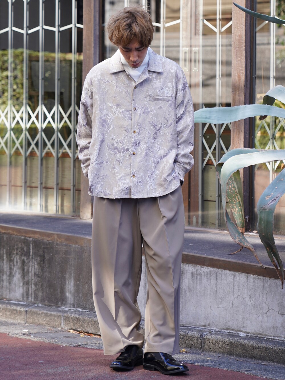 「CASPER JOHN、シャツ、シャツスタイル、ボタニカル柄、ベージュ、ワイドパンツ、ブラウン、革靴、ショートブーツ、レザーシューズ」｜「CASPER JOHNのVarious Dolman Open-Collar Shirts/バリアスドルマンオープンカラーシャツ（シャツ/ブラウス、ベージュ系）」を使った、YOSHIさん（メンズ・171cm）の冬コーディネートの1枚目の写真