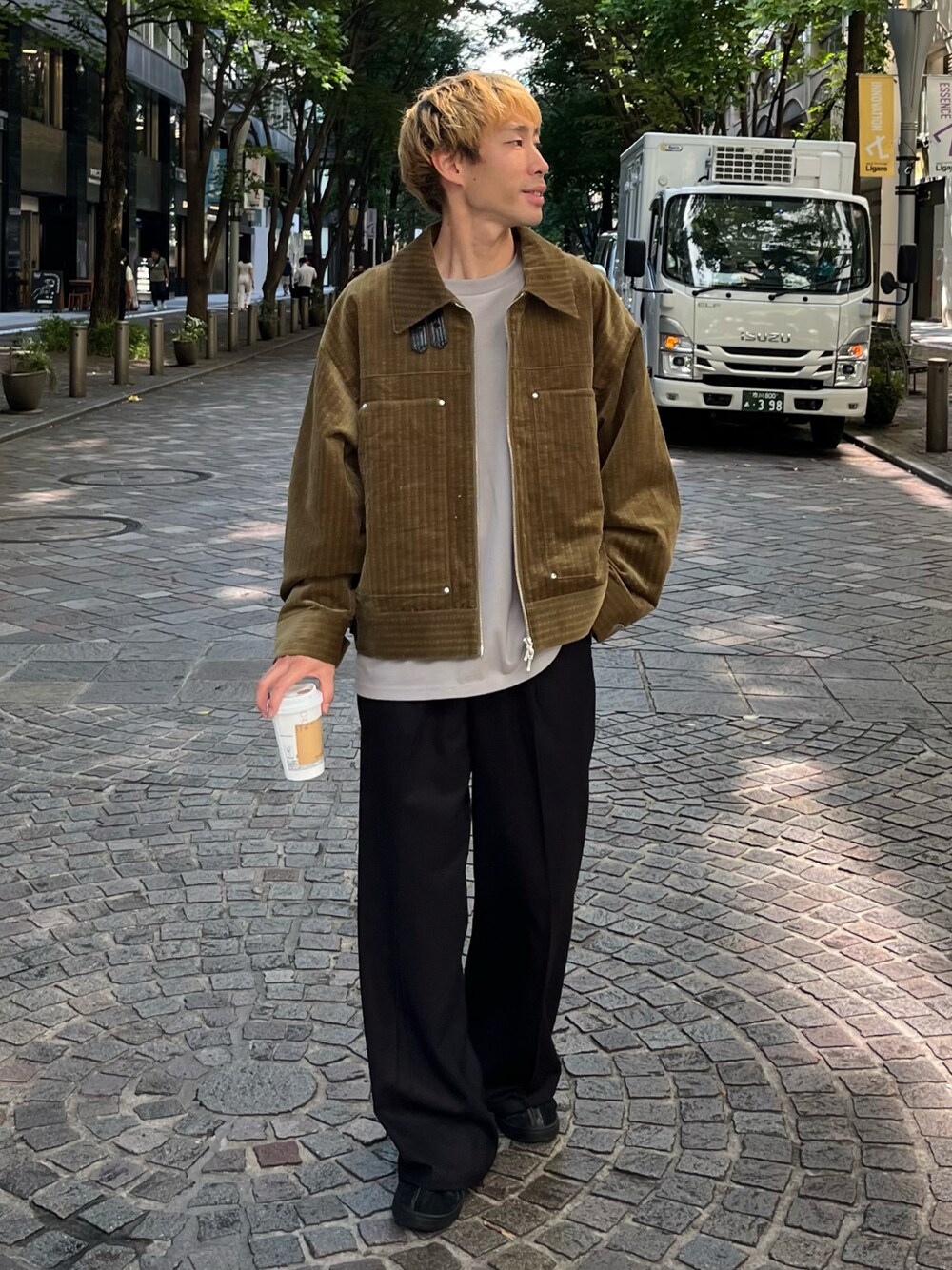 「CASPER JOHN、ジャケット、レイヤードスタイル、スラックス、秋冬コーデ、スニーカーコーデ」｜「CASPER JOHNのCorduroy B-3 gimmick flight blouson/コーデュロイB-3ギミックフライトブルゾン（ブルゾン、グリーン系）」を使った、YOSHIさん（メンズ・171cm）の秋コーディネートの1枚目の写真