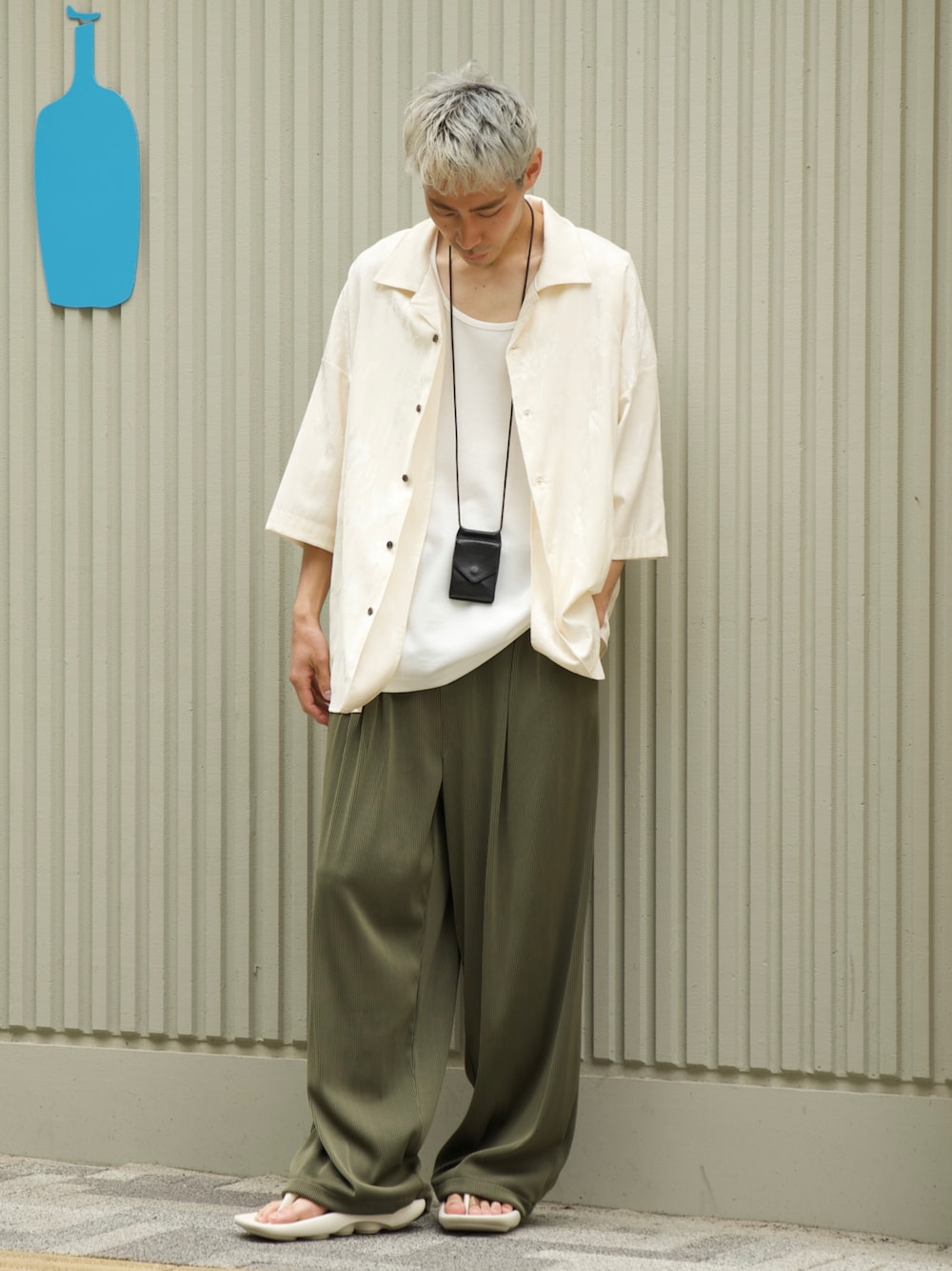 「夏コーデ、CASPER JOHN、シャツスタイル、レイヤードスタイル、スラックス、プリーツパンツ、サンダル、muleboy、Hender Scheme」｜「CASPER JOHNのVarious Dolman Shirts/バリアスドルマンシャツ（シャツ/ブラウス、ホワイト系）」を使った、YOSHIさん（メンズ・171cm）の夏コーディネートの1枚目の写真