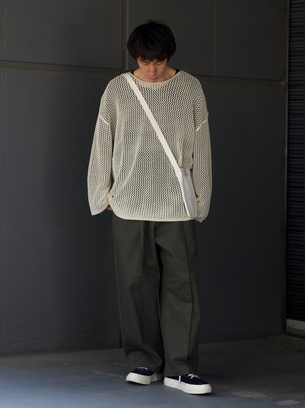 「Happy John、メッシュニット、ニット、春コーデ、スラックス、ワイドパンツ、アースカラー、stepneyworkersclub、スニーカー、ショルダーバッグ」｜「Happy Johnのlinen like mesh knit tops / リネンライクメッシュニットトップス（ニット/セーター、ベージュ系）」を使った、YOSHIさん（メンズ・171cm）の春コーディネートの1枚目の写真