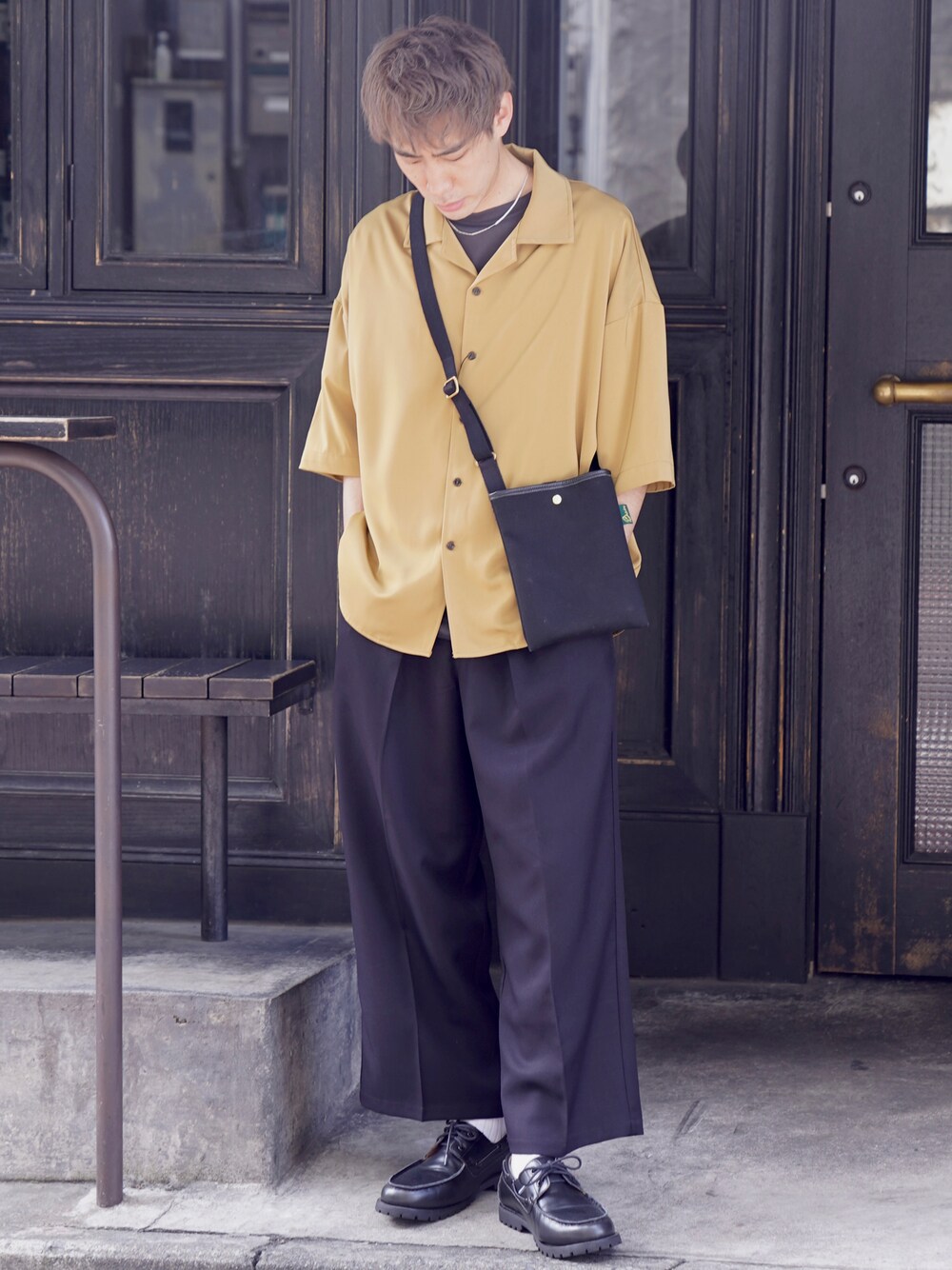 「CASPER JOHN、シャツ、シャツスタイル、マスタード、ワイドパンツ、革靴、スラックス、春夏コーデ、ミニバッグ、ショルダーバッグ、カラー×コーデ」｜「CASPER JOHNのVarious Dolman Shirts/バリアスドルマンシャツ（シャツ/ブラウス、イエロー系）」を使った、YOSHIさん（メンズ・171cm）の春コーディネートの1枚目の写真