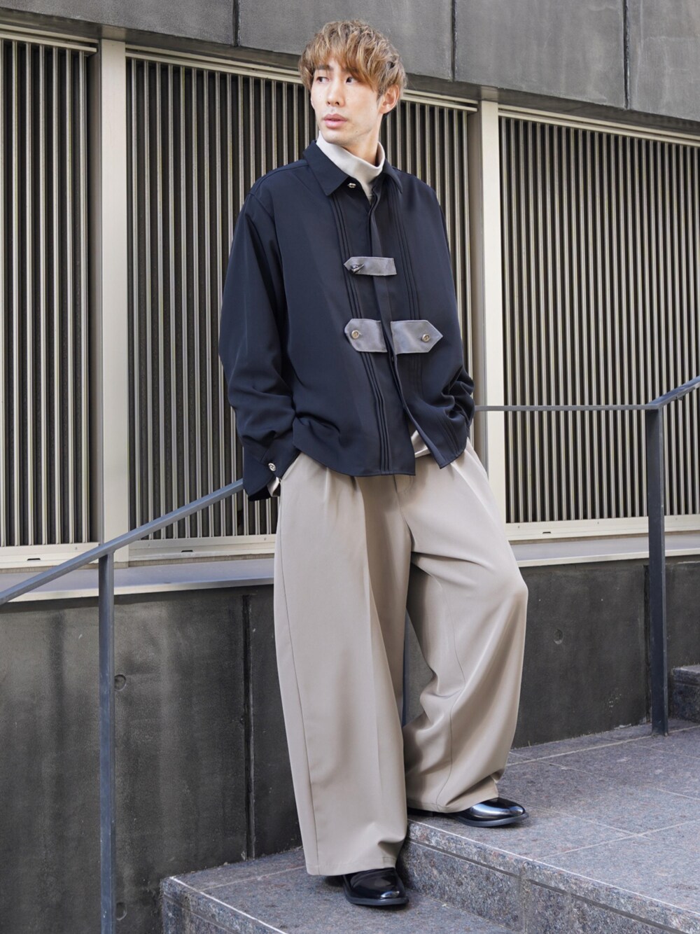 「CASPER JOHN、シャツ、シャツスタイル、ブラック、ブラウン、くすみカラー、ワイドパンツ、革靴、レザーシューズ、秋冬コーデ」｜「CASPER JOHNのDrape Retro Shirts/ドレープレトロシャツ（シャツ/ブラウス、ブラック系）」を使った、YOSHIさん（メンズ・171cm）の冬コーディネートの1枚目の写真