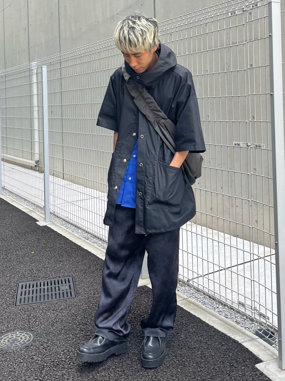 「CASPER JOHN、スノーパーカー、パーカー、サテンパンツ、革靴、ショルダーバッグ、夏服、夏服コーデ」｜「CASPER JOHNのアイテム（ジャケット/アウター、ブラック系）」を使った、YOSHIさん（メンズ・171cm）の春コーディネートの1枚目の写真