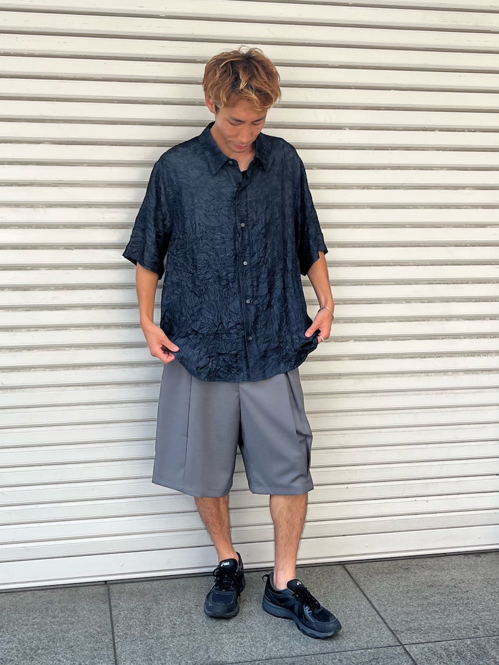 「CASPER JOHN、シャツ、シャツスタイル、ショートパンツ、夏コーデ、スニーカーコーデ、スニーカー」｜「CASPER JOHNのVarious loose shirts -striped crepe- /バリアスルーズシャツ -楊柳-（シャツ/ブラウス、ブルー系）」を使った、YOSHIさん（メンズ・170cm）の夏コーディネートの1枚目の写真