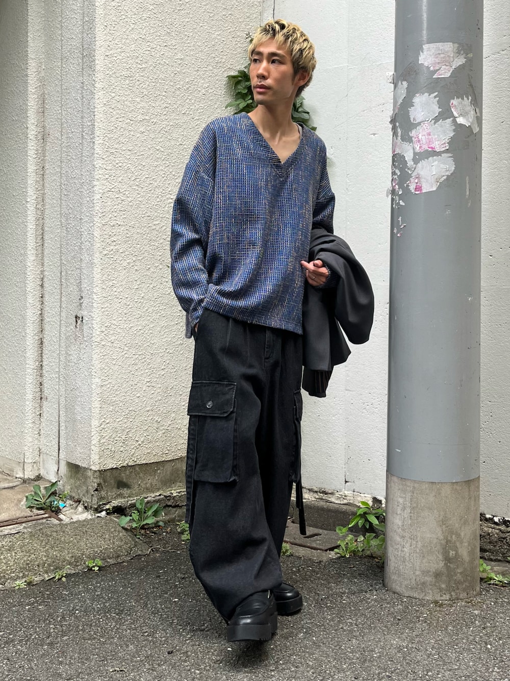「秋冬コーデ、CASPER JOHN、スウェット、Vネック、カーゴパンツ、デニムパンツ、革靴、ローファー」｜「CASPER JOHNのTweed V-neck sweat/ツィードVネックスウェット（スウェット、ブルー系）」を使った、YOSHIさん（メンズ・171cm）の秋コーディネートの1枚目の写真