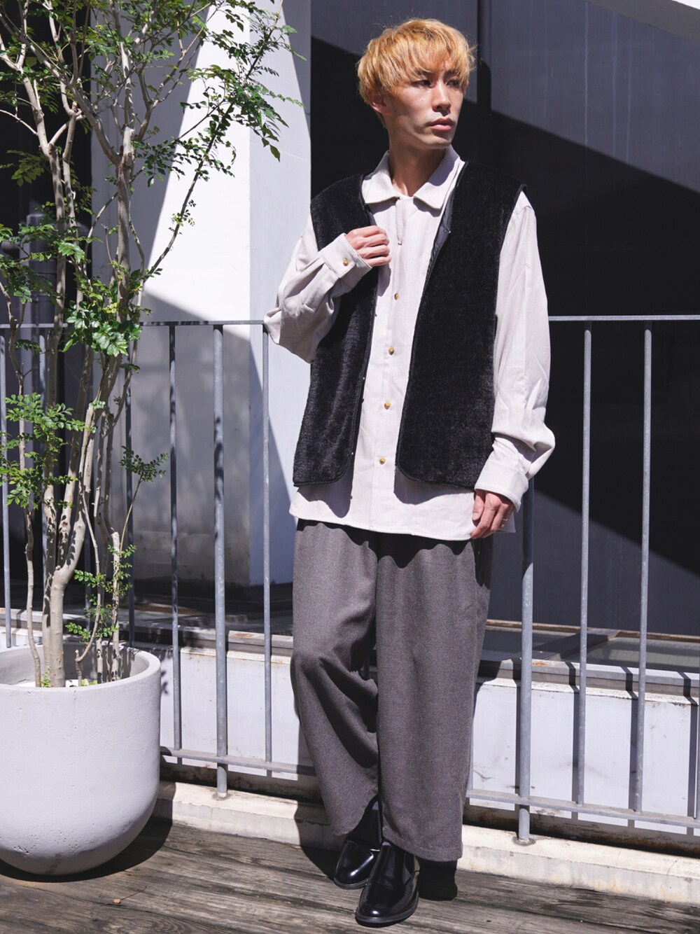 「ファー、シャツ、ローファー、ナチュラル、ベスト、レイヤードスタイル、ワイドパンツ、革靴、グレージュ、CASPER JOHN」｜「CASPER JOHNのHook Fur Vest/フックファーベスト（ベスト、ブラック系）」を使った、YOSHIさん（メンズ・171cm）の秋コーディネートの1枚目の写真