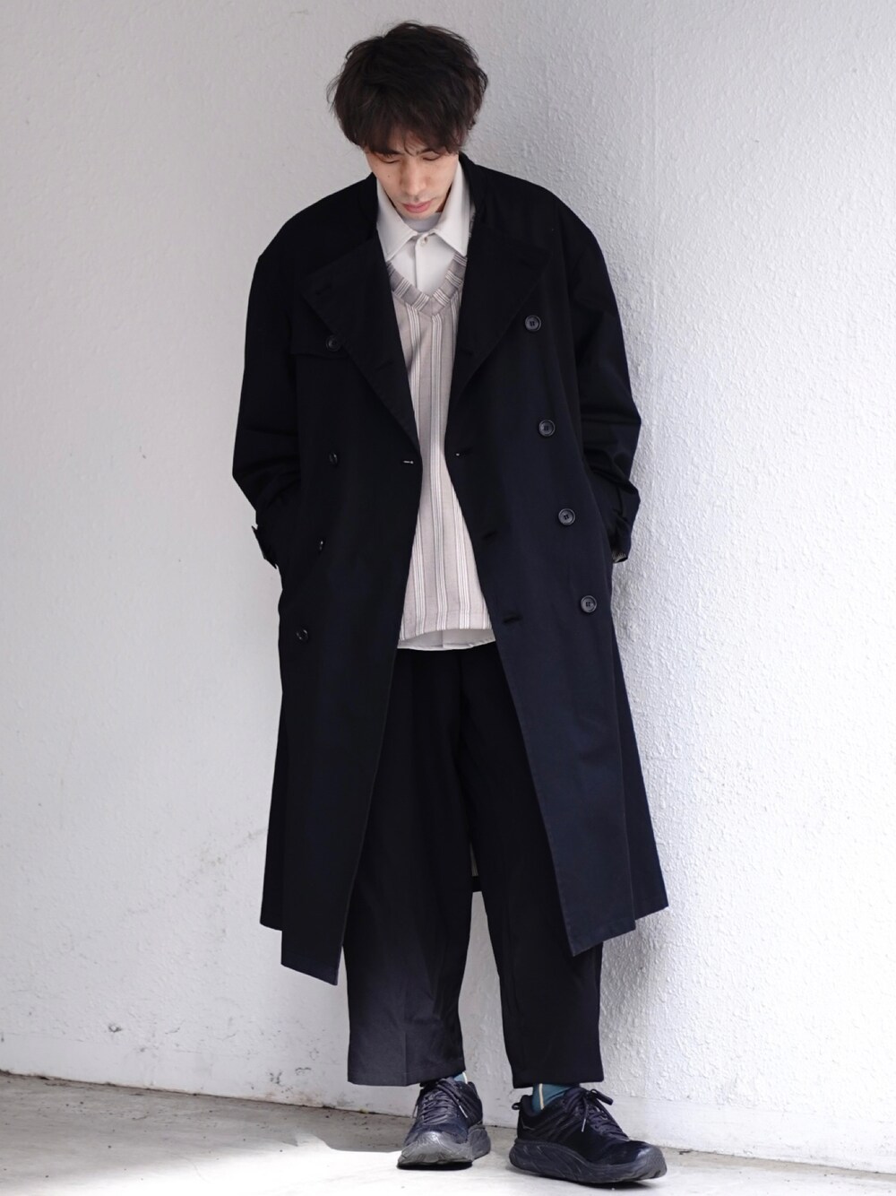 YOSHIさんの「Band collar trench coat/バンドカラートレンチコート（CASPER JOHN）」を使ったコーディネートの1枚目の写真