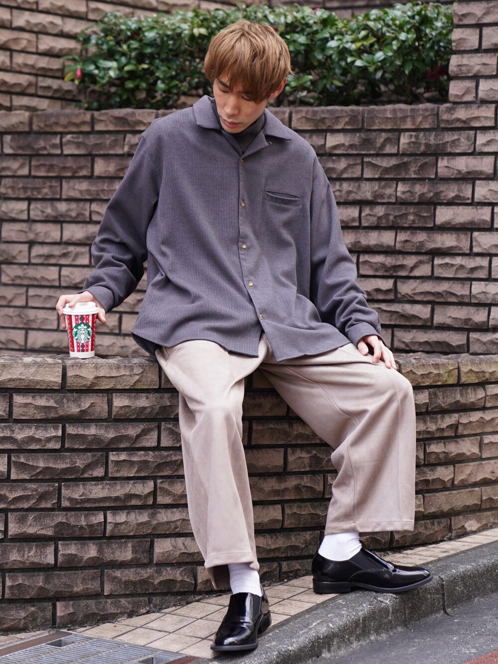 「シャツ、ショートブーツ、ワイドパンツ、革靴、スウェード、シャツスタイル、チャコールグレー、CASPER JOHN、くすみカラー、秋冬コーデ、モックネック」｜「CASPER JOHNのVarious Dolman Open-Collar Shirts/バリアスドルマンオープンカラーシャツ（シャツ/ブラウス、グレー系）」を使った、YOSHIさん（メンズ・171cm）の冬コーディネートの1枚目の写真