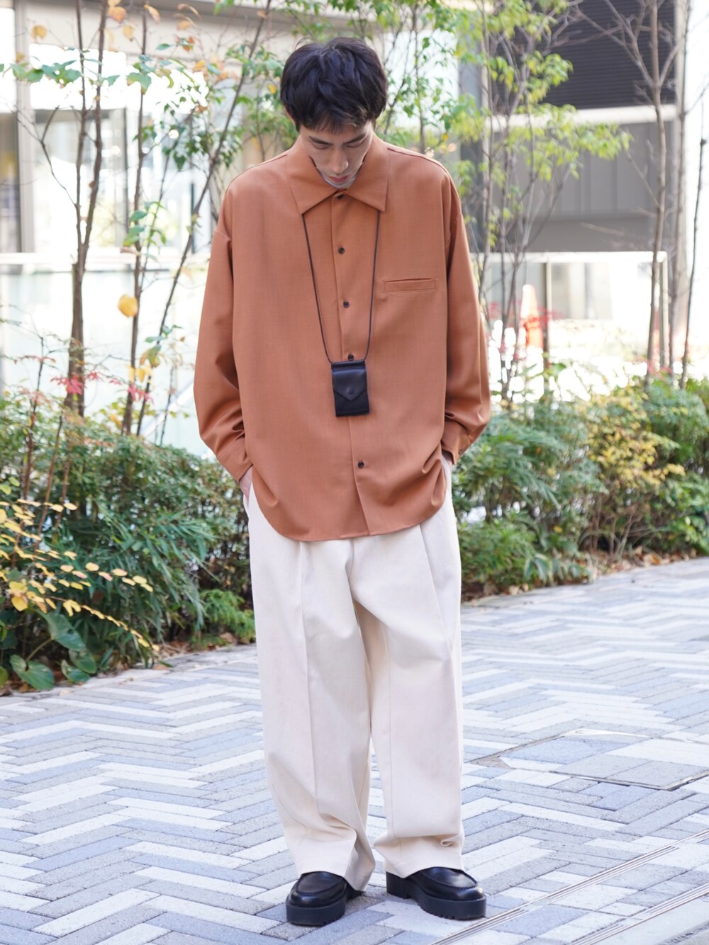 「CASPER JOHN、シャツスタイル、シャツ、ワイドパンツ、大人カジュアル、革靴、Hender Scheme、春コーデ、大人コーデ」｜「CASPER JOHNのVarious dolman huge shirts/バリアスドルマンヒュージシャツ（シャツ/ブラウス、オレンジ系）」を使った、YOSHIさん（メンズ・171cm）の冬コーディネートの1枚目の写真