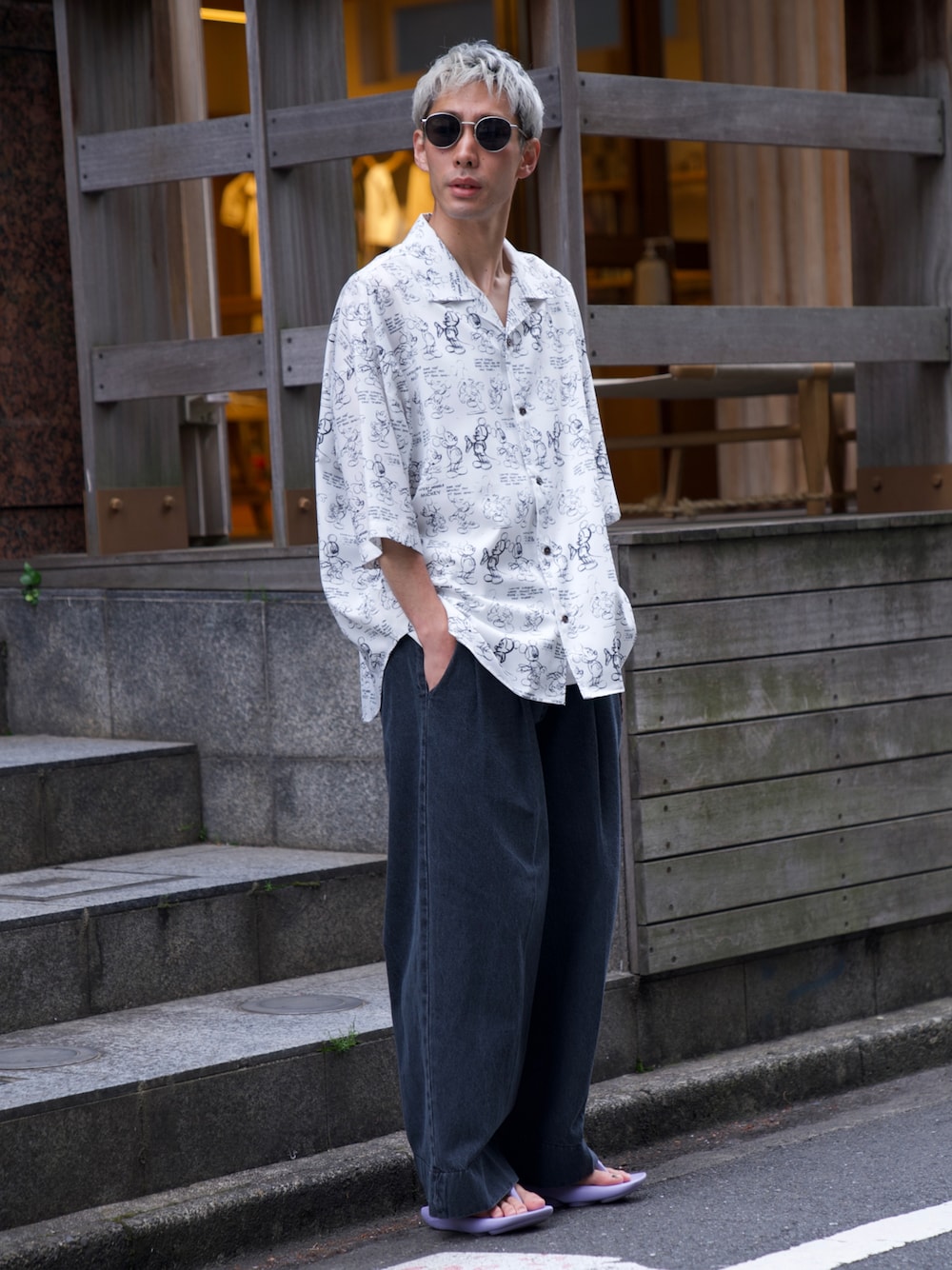 「CASPER JOHN、シャツスタイル、シャツ、モノトーン、モノトーンコーデ、ワイドデニム、デニムパンツ、サンダル、muleboy、夏コーデ、サングラス」｜「CASPER JOHNのVarious Dolman Shirts/バリアスドルマンシャツ（シャツ/ブラウス、ホワイト系）」を使った、YOSHIさん（メンズ・171cm）の春コーディネートの1枚目の写真