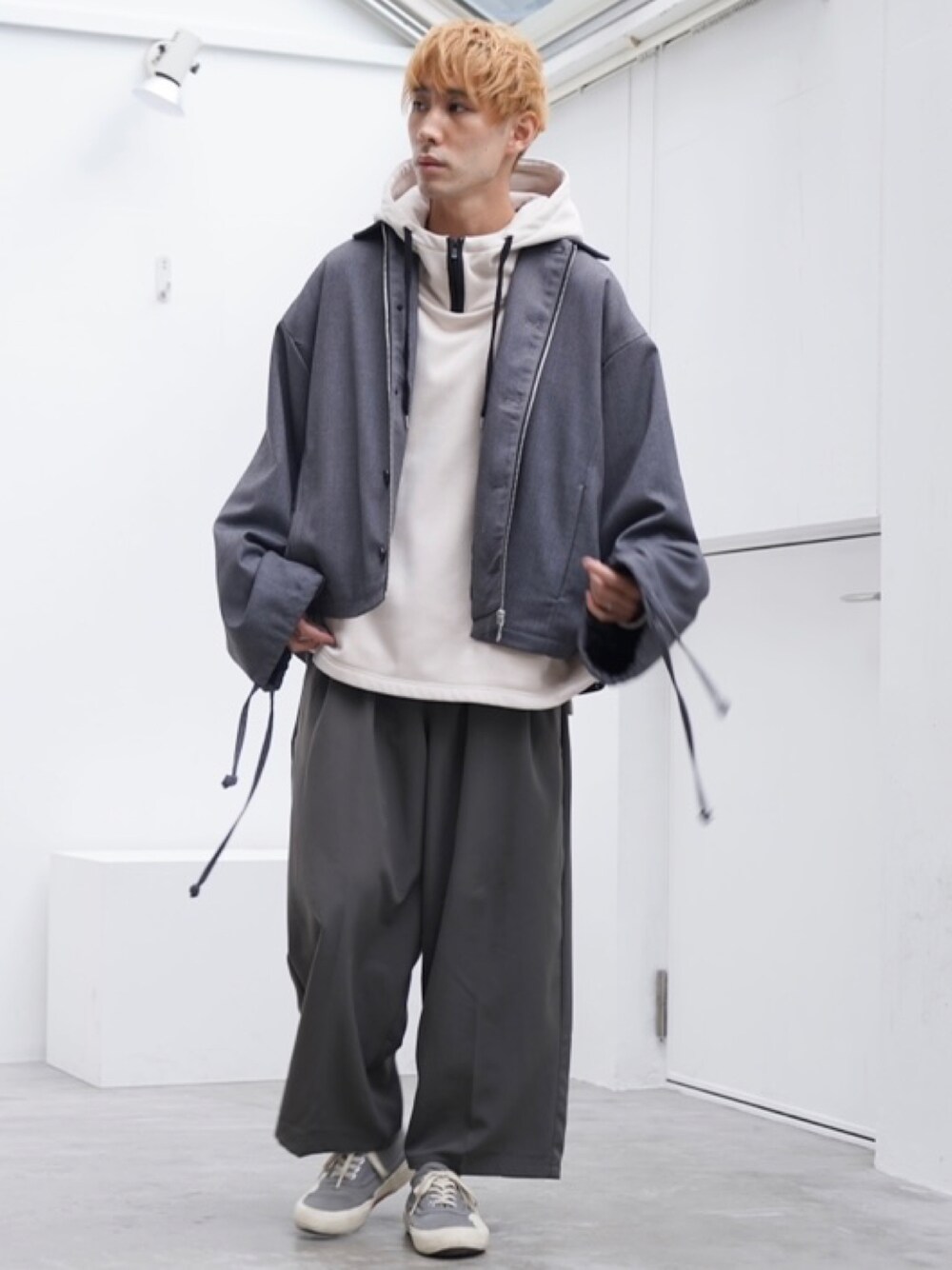 「ブルゾン、スニーカー、ベージュ、パーカー、ハイネック、オーバーサイズ、ワイドパンツ、チャコールグレー、SUPERGA、CASPER JOHN、くすみカラー」｜「CASPER JOHNのWide Arm Tuck Blouson/ワイドアームタックブルゾン（ブルゾン、グレー系）」を使った、YOSHIさん（メンズ・171cm）の秋コーディネートの1枚目の写真