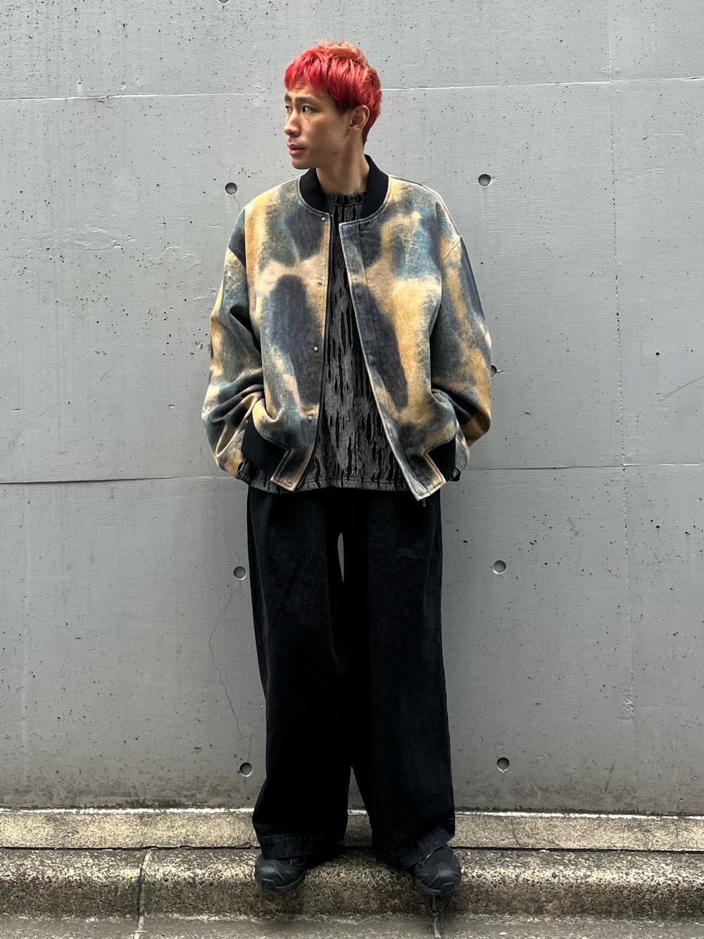 「CASPER JOHN、MA-1、デニムパンツ、レイヤードスタイル、スニーカーコーデ、スニーカー、春服、春服コーデ」｜「CASPER JOHNのUneven pattern MA-1/アンイーブンパターンMA-1（MA-1、ブルー系）」を使った、YOSHIさん（メンズ・171cm）の春コーディネートの1枚目の写真
