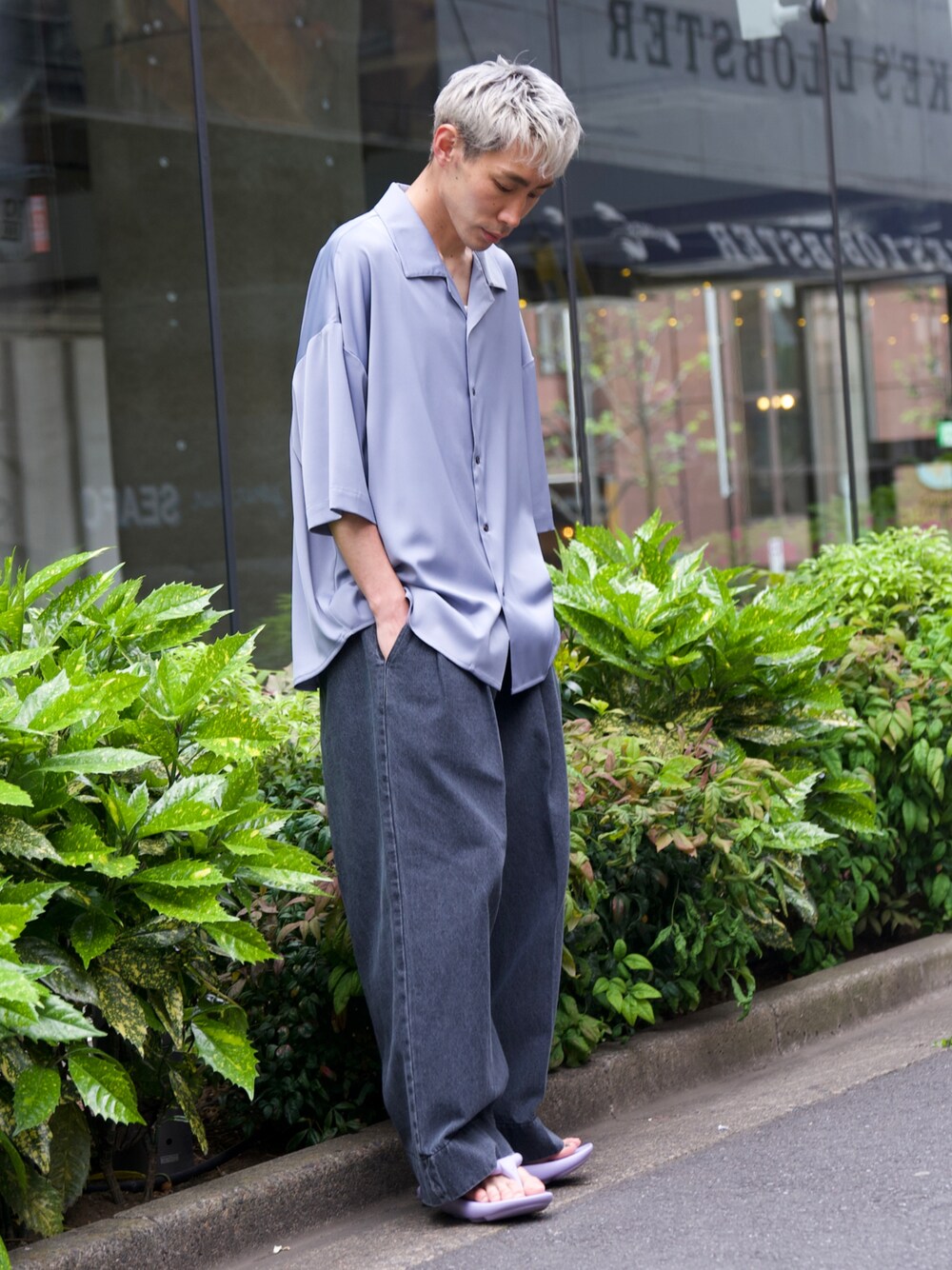 「CASPER JOHN、シャツスタイル、シャツ、デニムパンツ、ワイドパンツ、革靴、サンダル、muleboy、夏コーデ」｜「CASPER JOHNのVarious Dolman Shirts/バリアスドルマンシャツ（シャツ/ブラウス、ブルー系）」を使った、YOSHIさん（メンズ・171cm）の春コーディネートの1枚目の写真