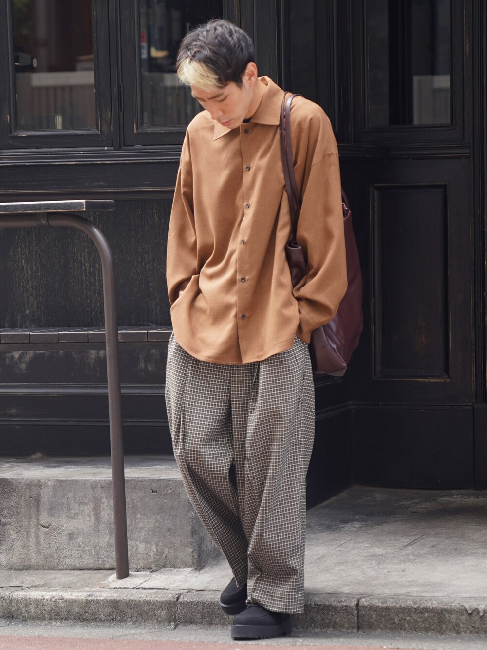 「CASPER JOHN、シャツ、シャツスタイル、ワイドパンツ、スラックス、トートバッグ、革靴、秋服準備はじめました、秋コーデ」｜「CASPER JOHNのImitation wool huge shirts/イミテーションウールヒュージシャツ（シャツ/ブラウス、オレンジ系）」を使った、YOSHIさん（メンズ・171cm）の夏コーディネートの1枚目の写真