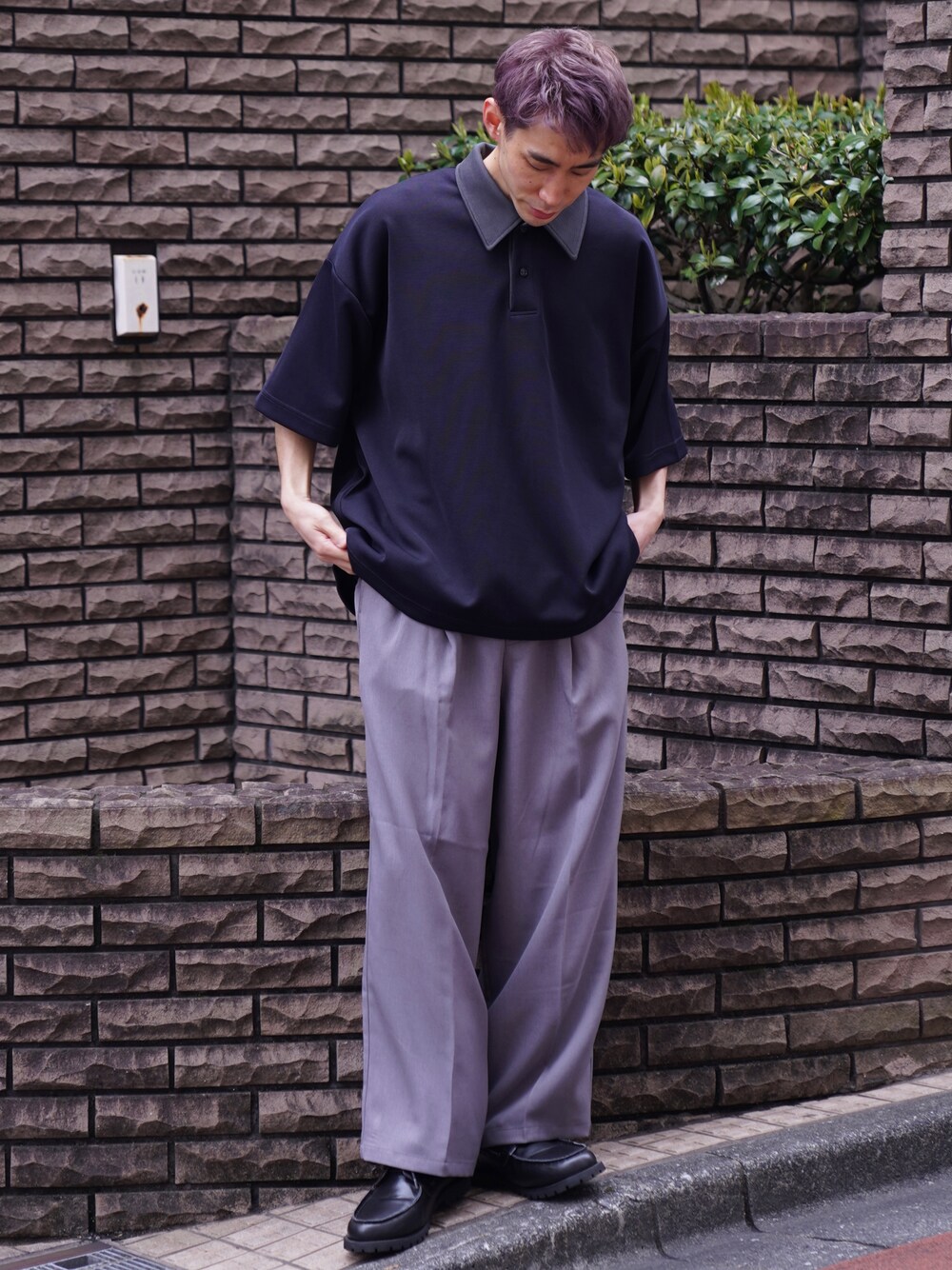 「CASPER JOHN、ポロシャツ、スラックス、ワイドパンツ、革靴、春夏コーデ、デッキシューズ」｜「CASPER JOHNのCleric polo shirts/クレリックポロシャツ（ポロシャツ、ブルー系）」を使った、YOSHIさん（メンズ・171cm）の夏コーディネートの1枚目の写真