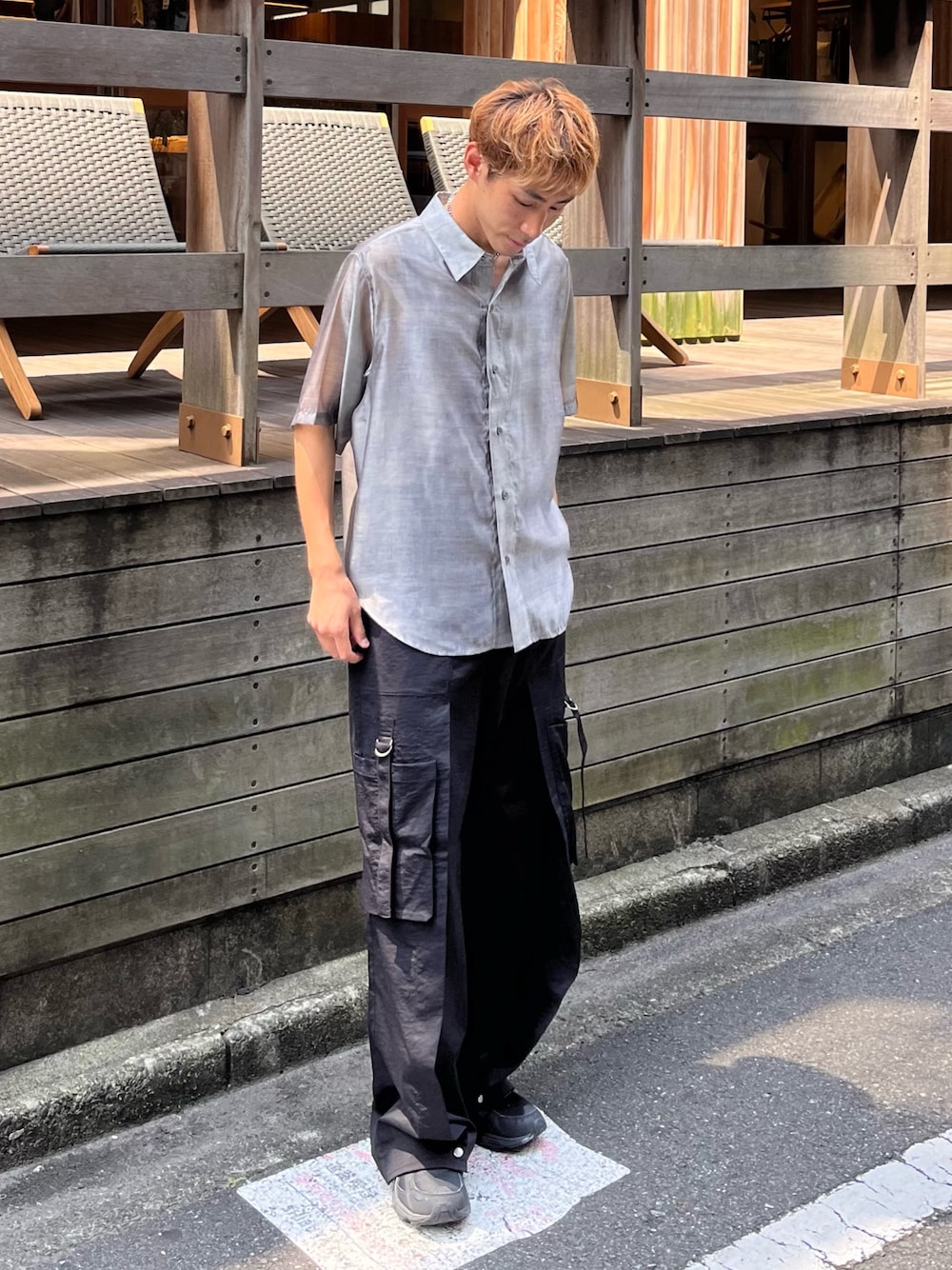 「シアートップス、CASPER JOHN、シアーシャツ、シャツ、シャツスタイル、スラックス、スニーカー、スニーカーコーデ」｜「CASPER JOHNのVarious loose shirts -sheer- /バリアスルーズシャツ -シアー-（シャツ/ブラウス、ベージュ系）」を使った、YOSHIさん（メンズ・170cm）の夏コーディネートの1枚目の写真