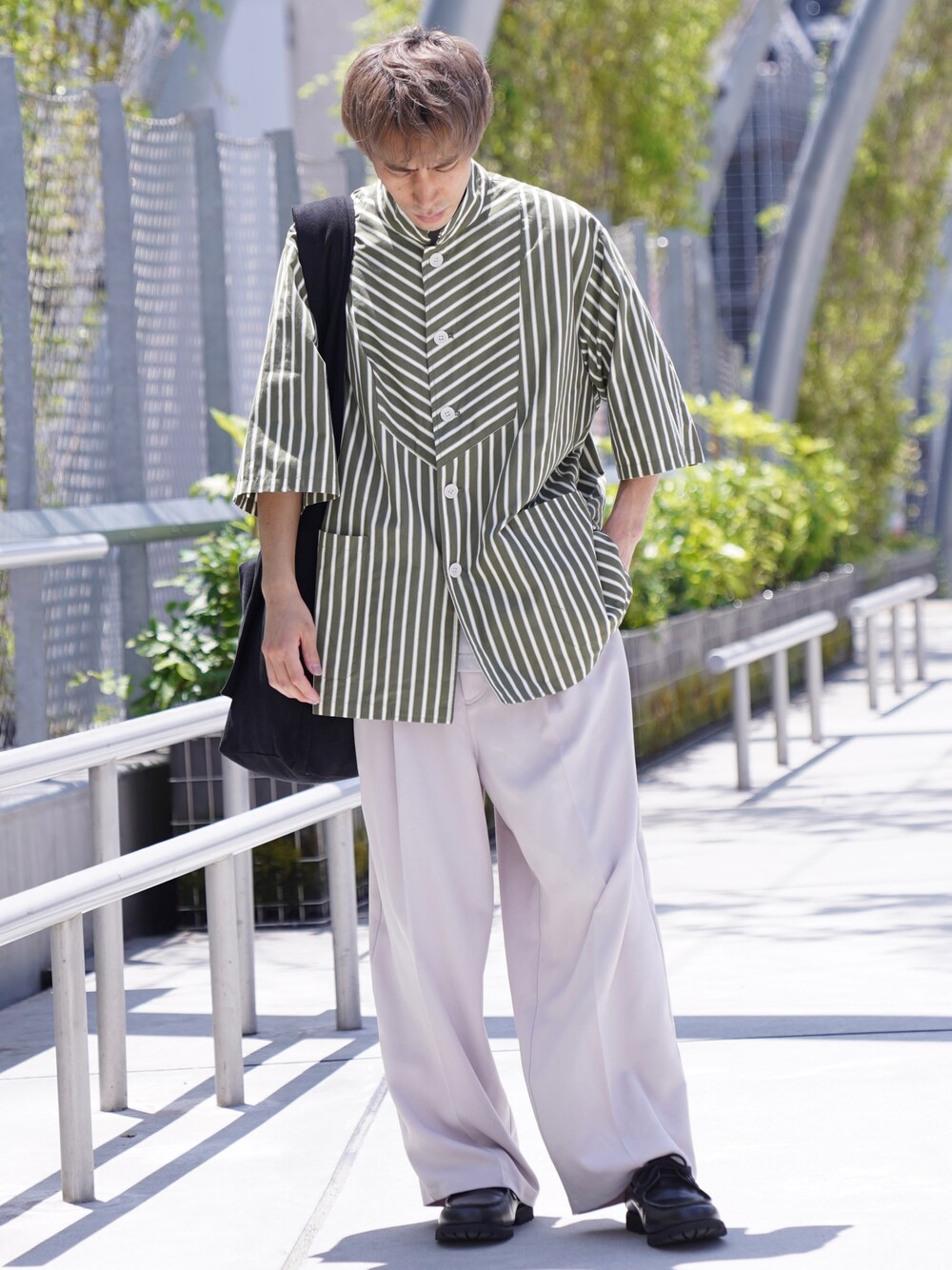 「CASPER JOHN、シャツスタイル、シャツ、フィッシャーマンシャツ、ストライプ、ワイドパンツ、夏コーデ、革靴」｜「CASPER JOHNのFisherman Shirts/フィッシャーマンシャツ（シャツ/ブラウス、グリーン系）」を使った、YOSHIさん（メンズ・171cm）の夏コーディネートの1枚目の写真