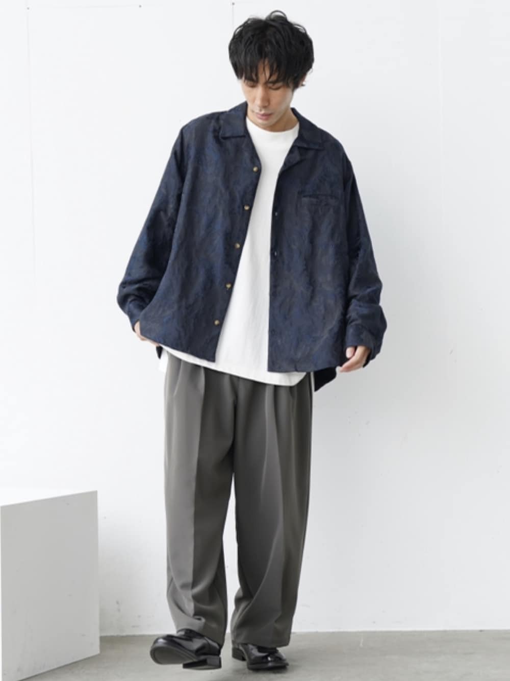 「CASPER JOHN、シャツ、シャツスタイル、ボタニカル柄、ビッグシルエット、ワイドパンツ、スラックス、革靴、ショートブーツ、レザーシューズ、秋コーデ、ゆるコーデ」｜「CASPER JOHNのVarious Dolman Open-Collar Shirts/バリアスドルマンオープンカラーシャツ（シャツ/ブラウス、ブルー系）」を使った、YOSHIさん（メンズ・171cm）の夏コーディネートの1枚目の写真
